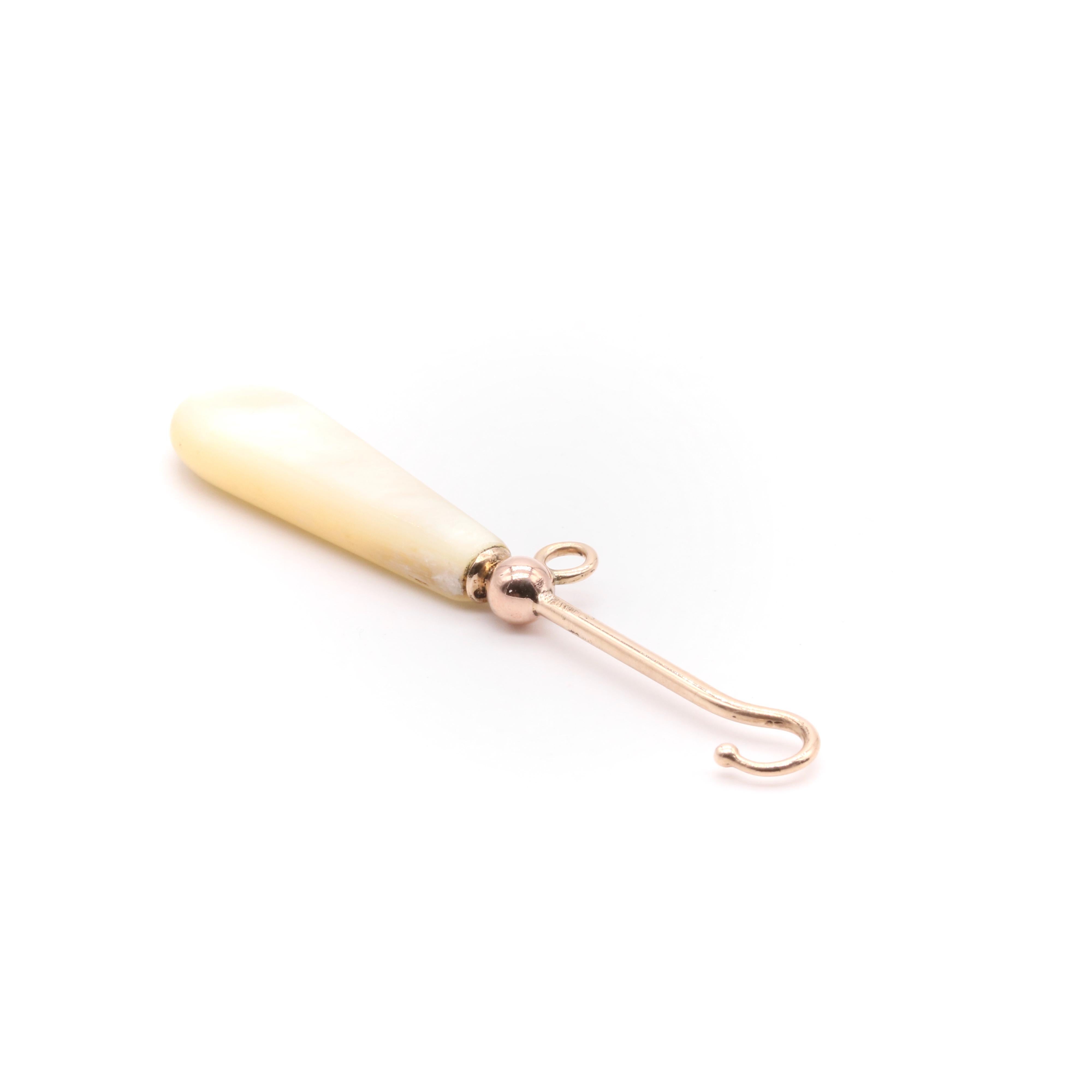 Crochet bouton ancien en or rose 9K et nacre en vente 1