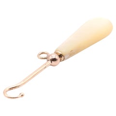 Antiker 9K Rose Gold und Perlmutt Knopfhaken