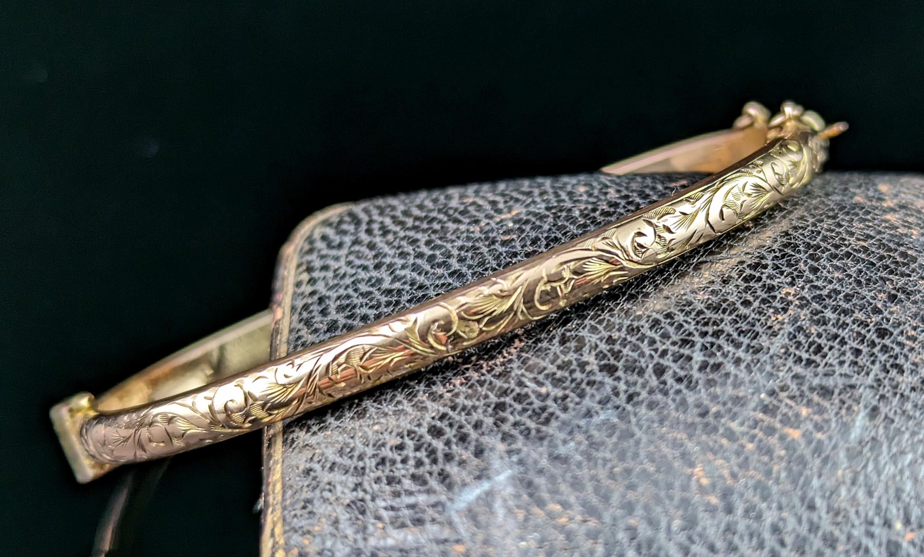 A very pretty antique early Art Deco era 9ct gold floral engraved bangle.

A very pretty design with a slim plain polished reverse and foliate engraved front.

The bangle is slender with an elaborate floral engraving.

A truly beautiful and