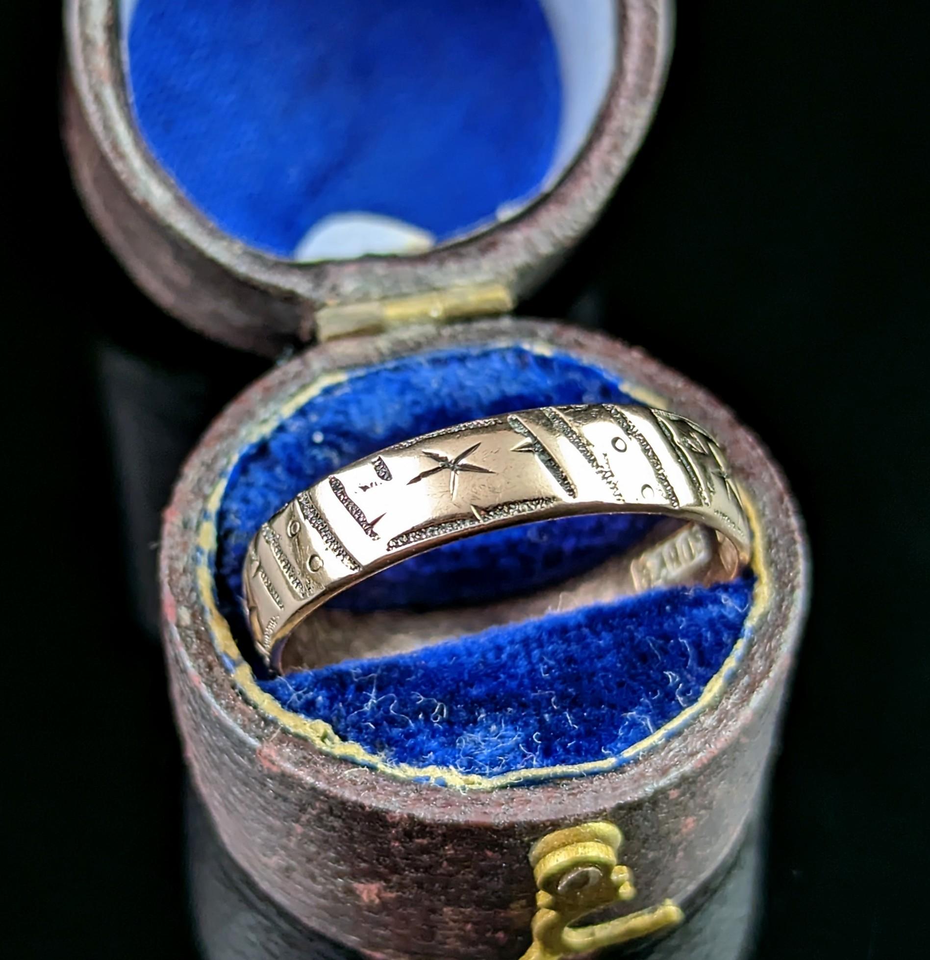 Diese Ringe mit eingraviertem Altgoldband sind einfach bezaubernd.

Dieser Ring aus der viktorianischen Ära aus 9-karätigem Roségold mit Gravur lehnt sich an die romantischen Gefühle der Viktorianer an. Er ist schlicht, aber mit einem hübschen