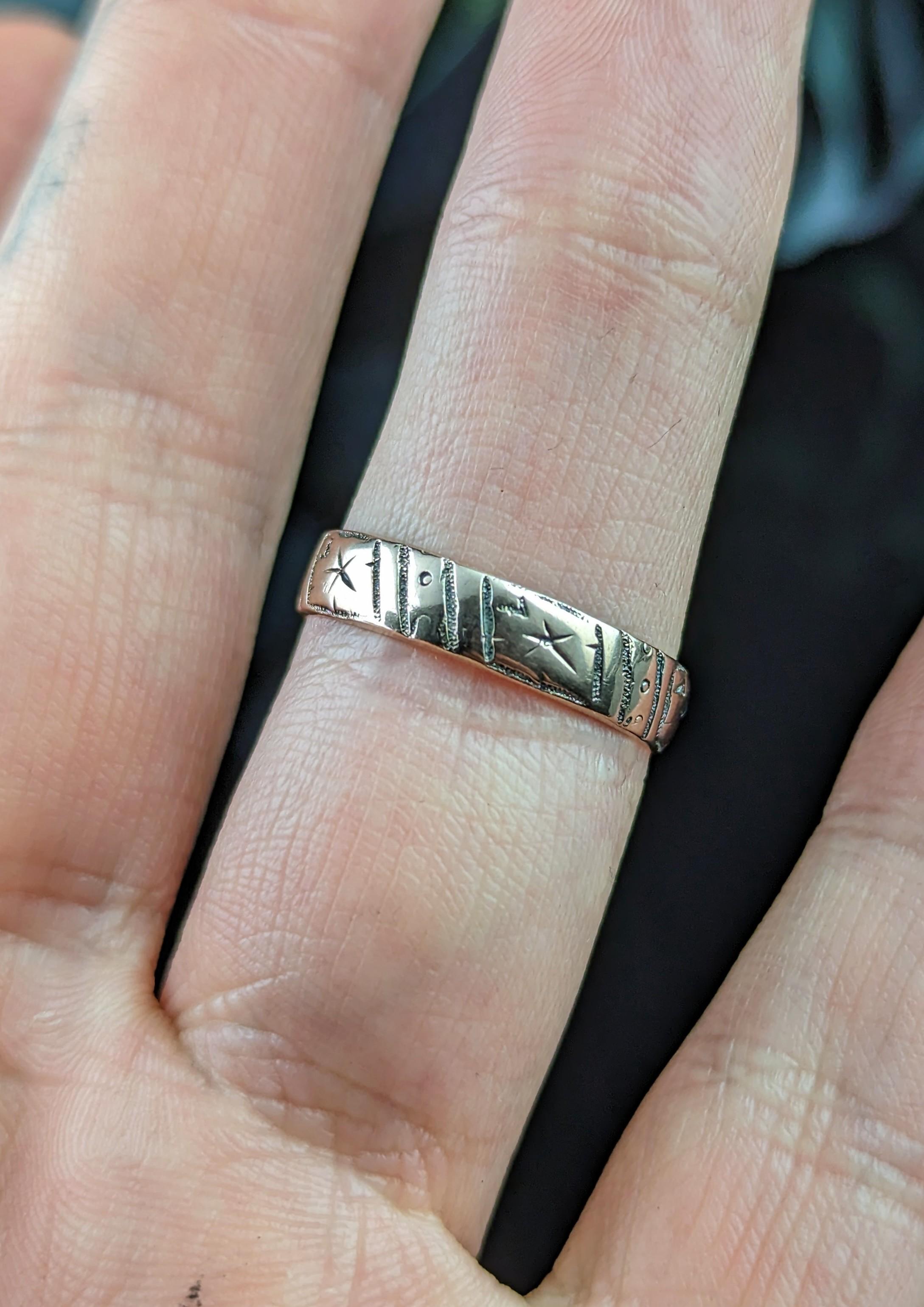 Antiker Ring aus 9 Karat Roségold mit Gravur, viktorianisch 3