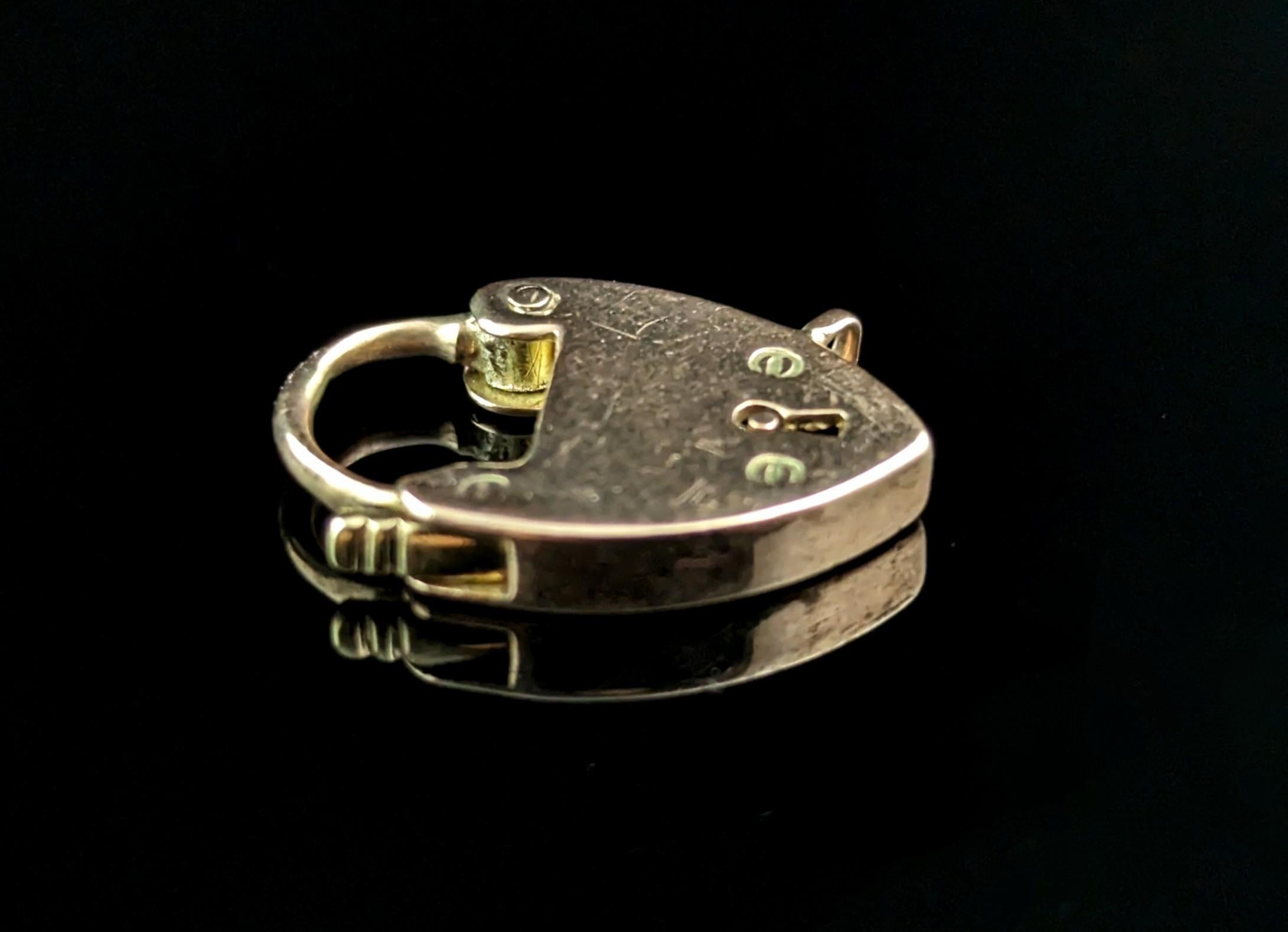  versatile little antique 9ct gold heart padlock clasp.

Originally a bracelet clasp and it could still be used for a bracelet if you are looking for a nice antique clasp.

These pieces also work well as tiny pendants and charms.

It is a heart