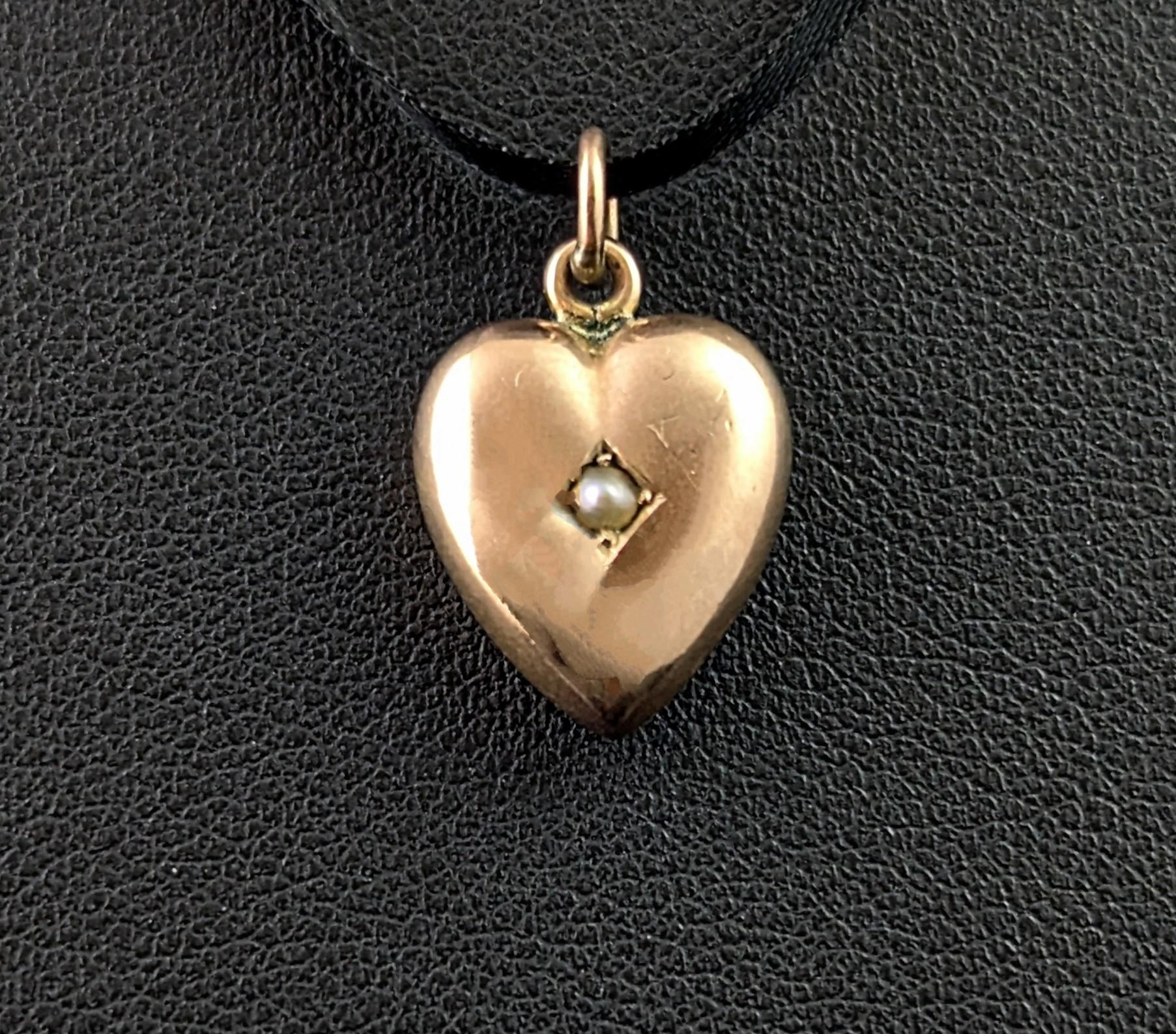 Il dolcissimo ciondolo a forma di cuore a soffietto in oro rosa 9ct.

Un'incantevole forma morbida e gonfia in un ricco oro caldo, con una stella incastonata nella parte anteriore e una piccola perla di semi color crema.

Sarebbe molto bello se