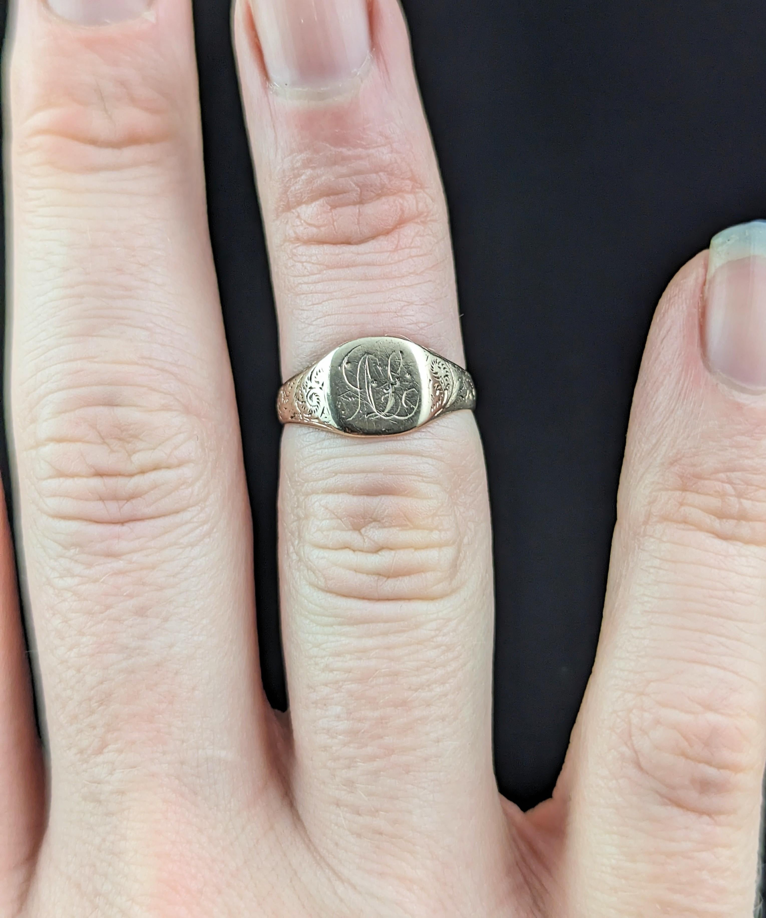 Antiker Siegelring aus 9 Karat Roségold, rosafarbener Ring, eingraviert  1
