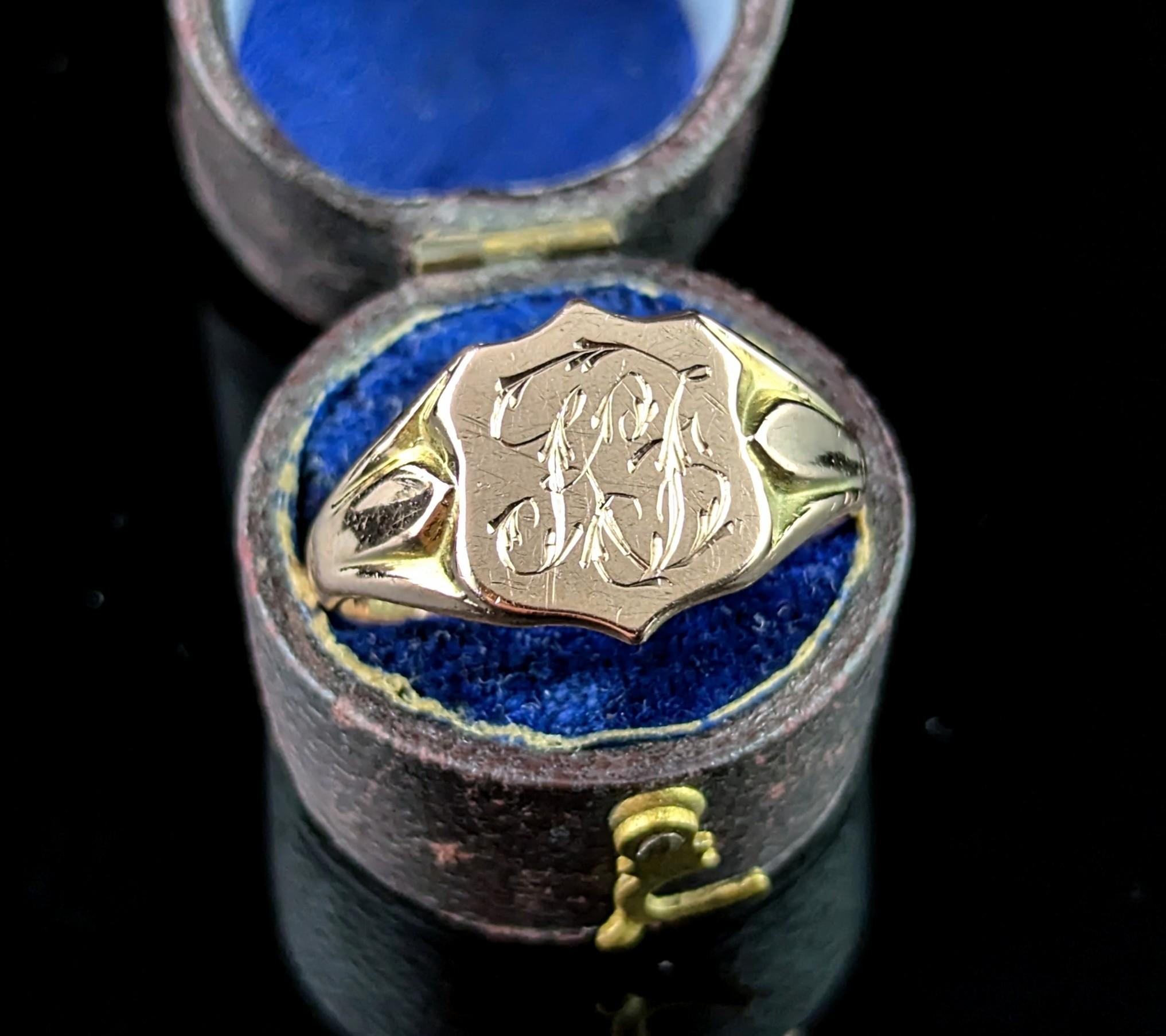 Antique 9k Rose gold signet ring, Shield shaped, Monogrammed In Good Condition For Sale In NEWARK, GB