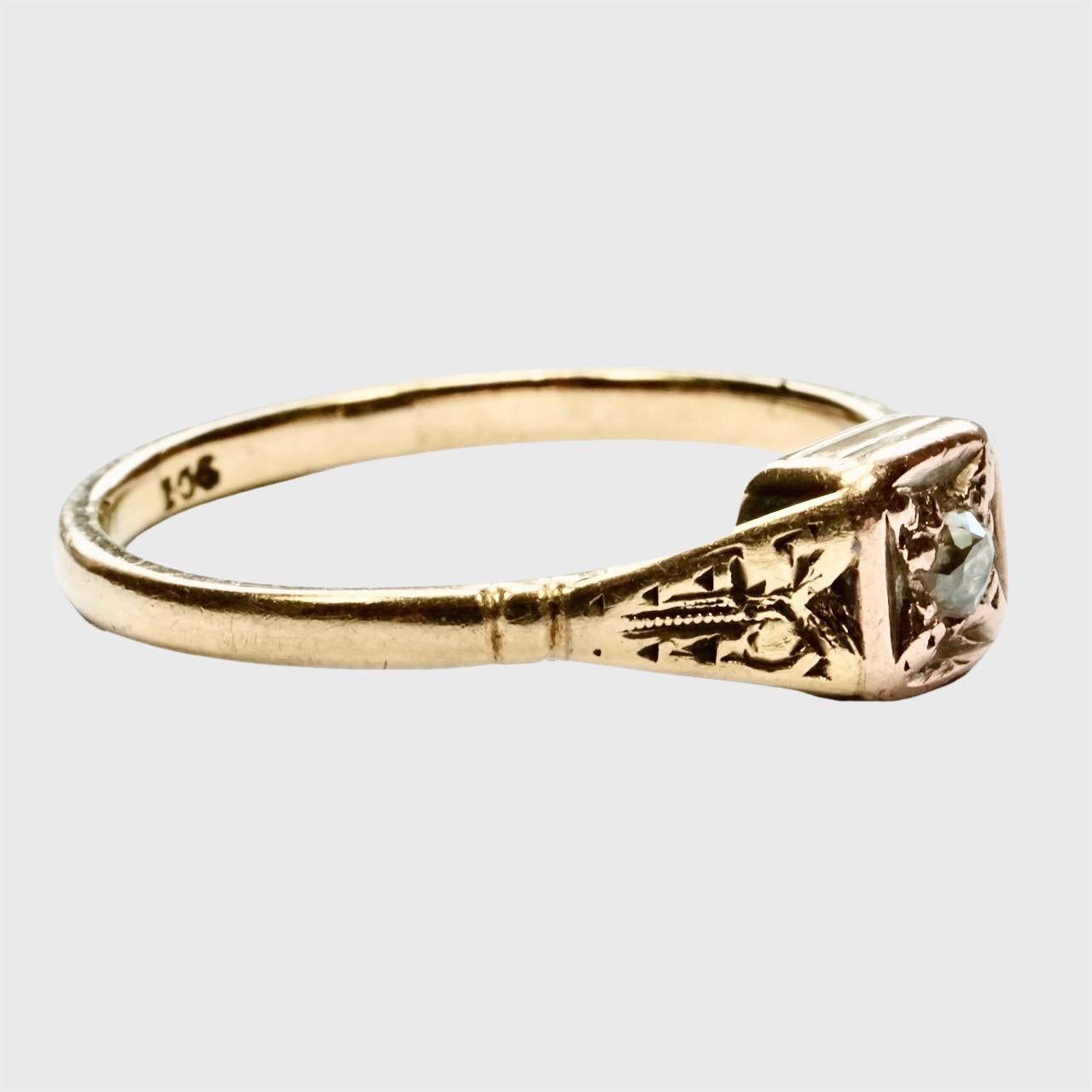 Magnifique bague ancienne en or jaune 9K avec une partie supérieure en or rose sertie d'un diamant solitaire.

Bague de taille UK O, US 7 et mesurant environ 1,8 cm de diamètre intérieur. 

Nous avons procédé à un léger nettoyage de l'anneau. Il