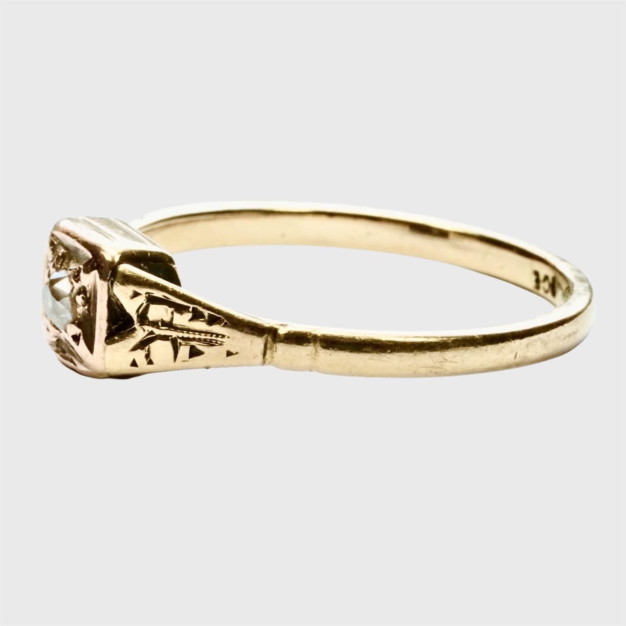 Taille ronde Bague ancienne gravée en or jaune et rose 9 carats avec diamant solitaire en vente
