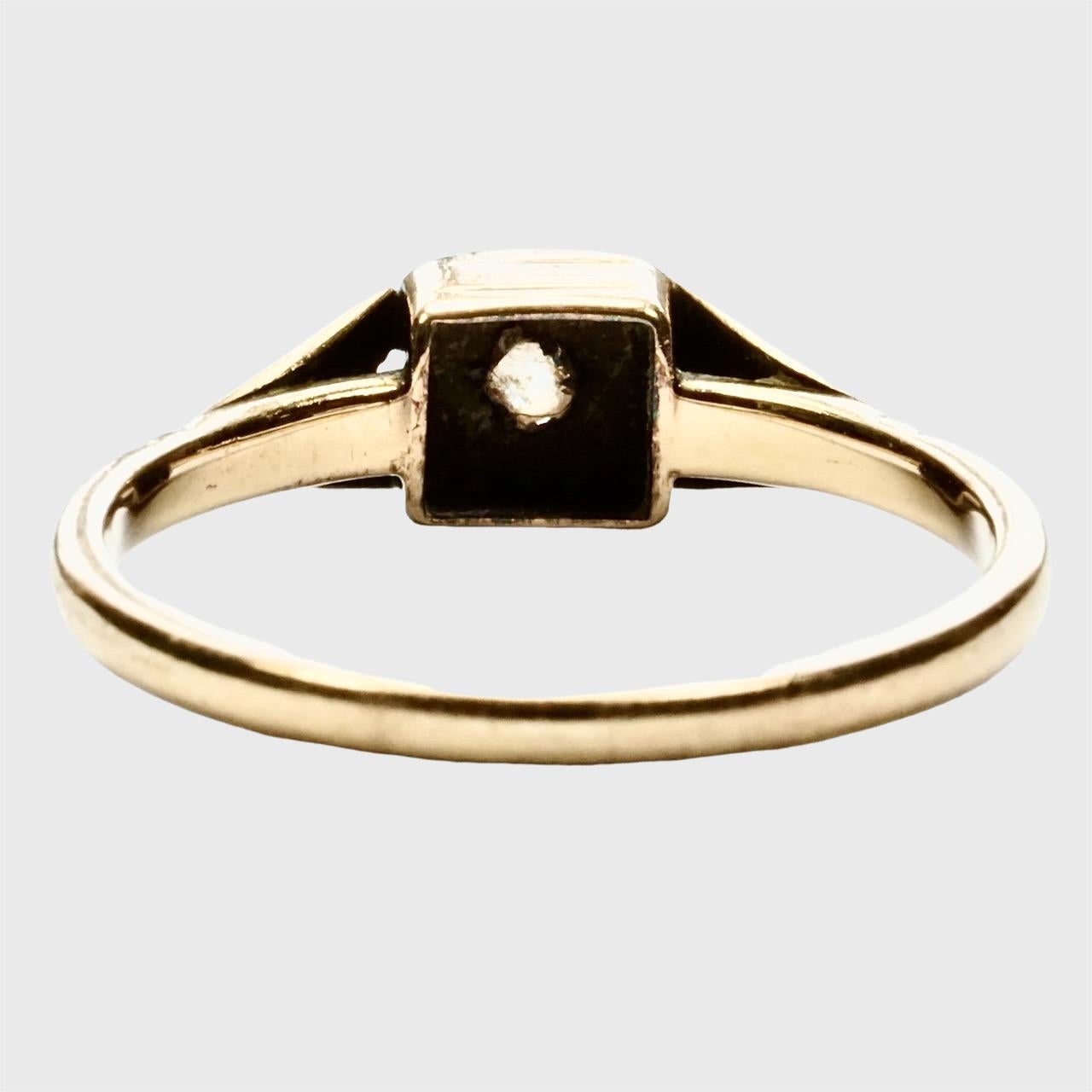 Bague ancienne gravée en or jaune et rose 9 carats avec diamant solitaire Bon état - En vente à London, GB