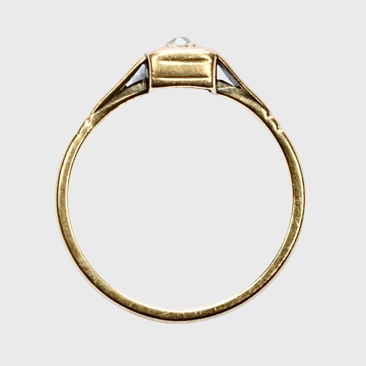 Bague ancienne gravée en or jaune et rose 9 carats avec diamant solitaire Unisexe en vente
