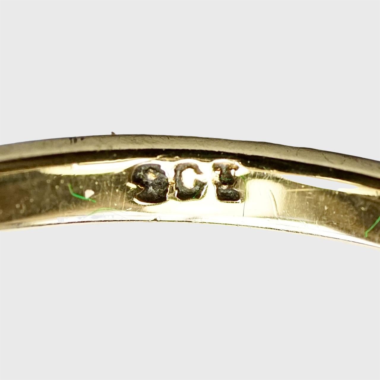 Bague ancienne gravée en or jaune et rose 9 carats avec diamant solitaire en vente 1