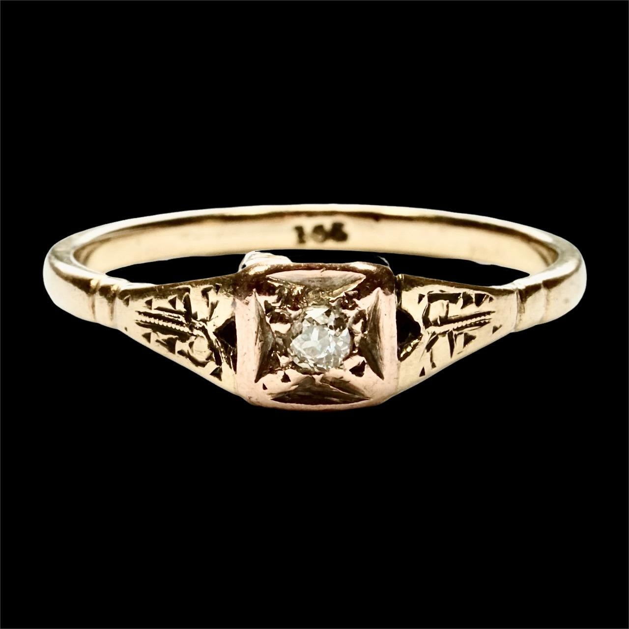 Bague ancienne gravée en or jaune et rose 9 carats avec diamant solitaire en vente 2