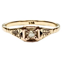 Bague ancienne gravée en or jaune et rose 9 carats avec diamant solitaire