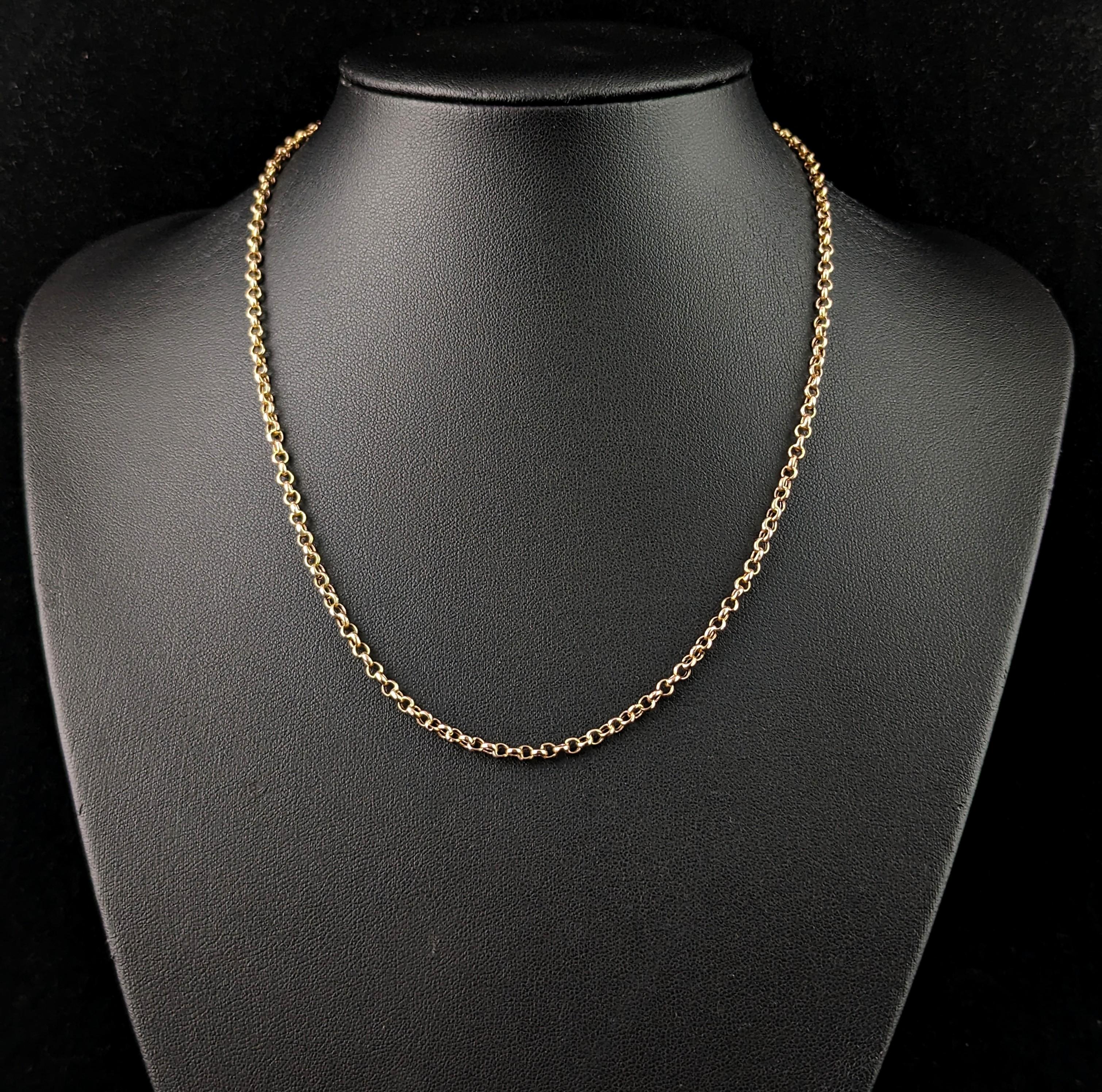 Une chaîne rolo à maillons en or 9ct est le compagnon idéal de vos médaillons, pendentifs et charmes préférés.

Il s'agit d'une chaîne à maillons de type belcher ou rolo en or jaune riche avec un fermoir en forme de tonneau.

Il est d'une bonne