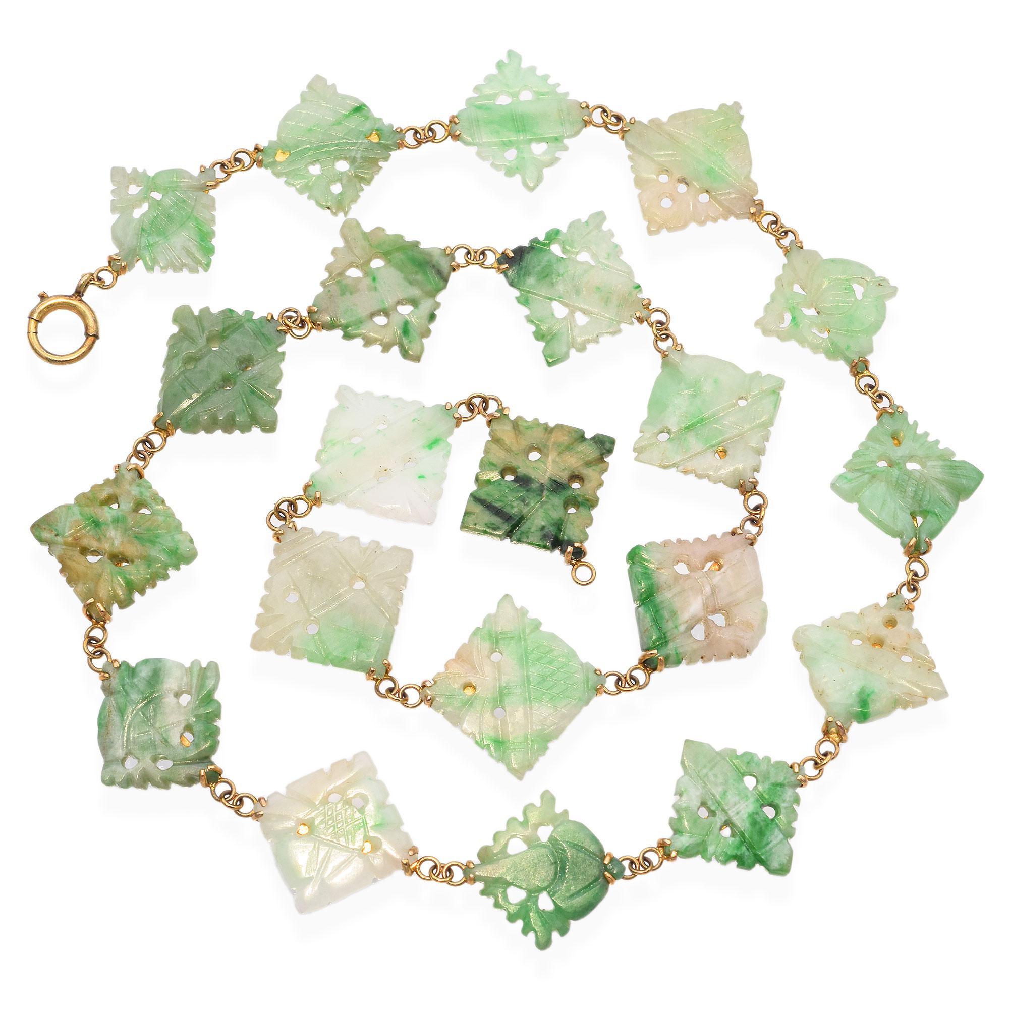 Ce collier exquis présente des plaques de jadéite sculptées de manière complexe, chacune étant reliée par de délicats connecteurs en or. Les plaques sont façonnées en forme de diamant et présentent un mélange de teintes vertes douces avec de