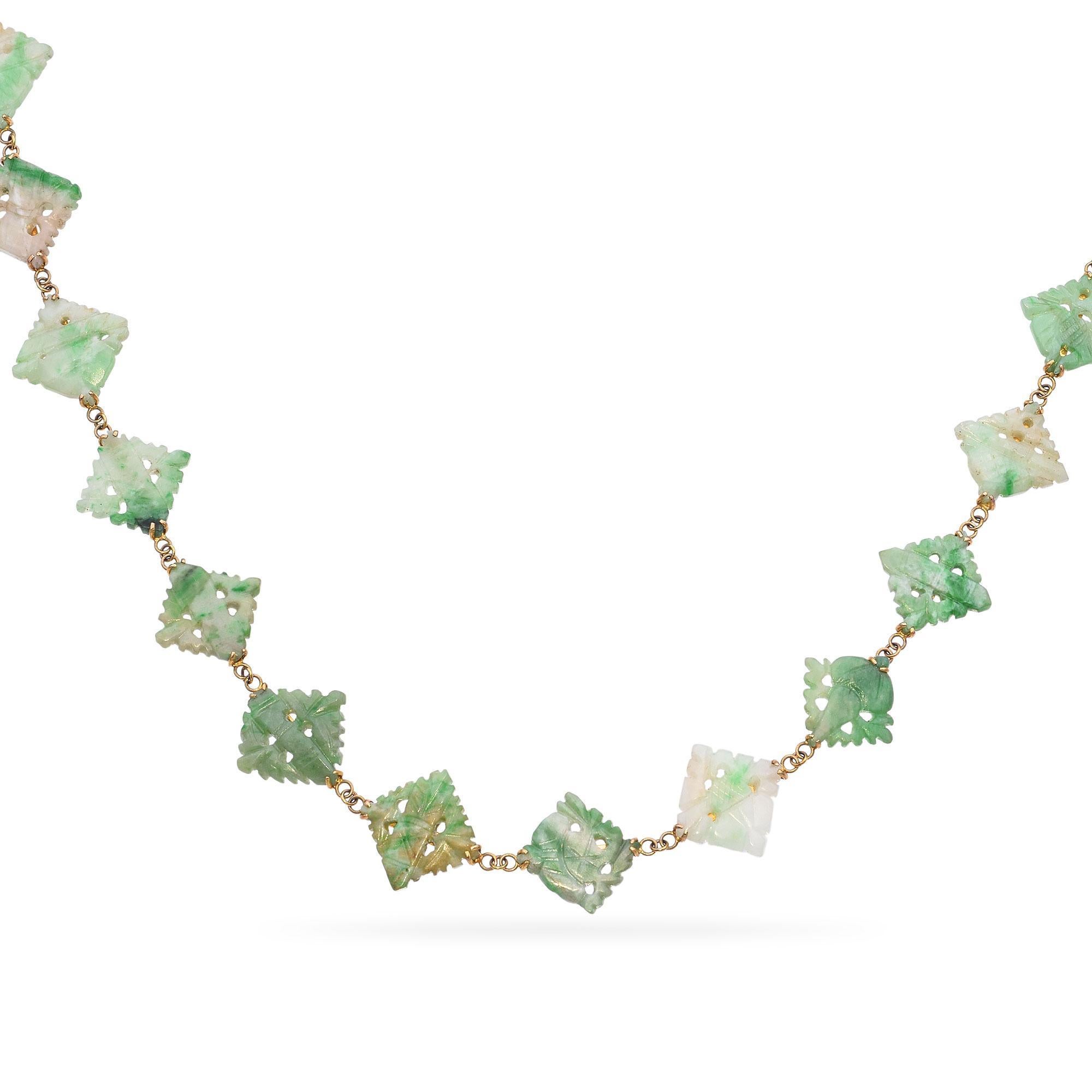 Collier ancien en or jaune 9 carats sculpté en jadéite Bon état - En vente à New York, NY