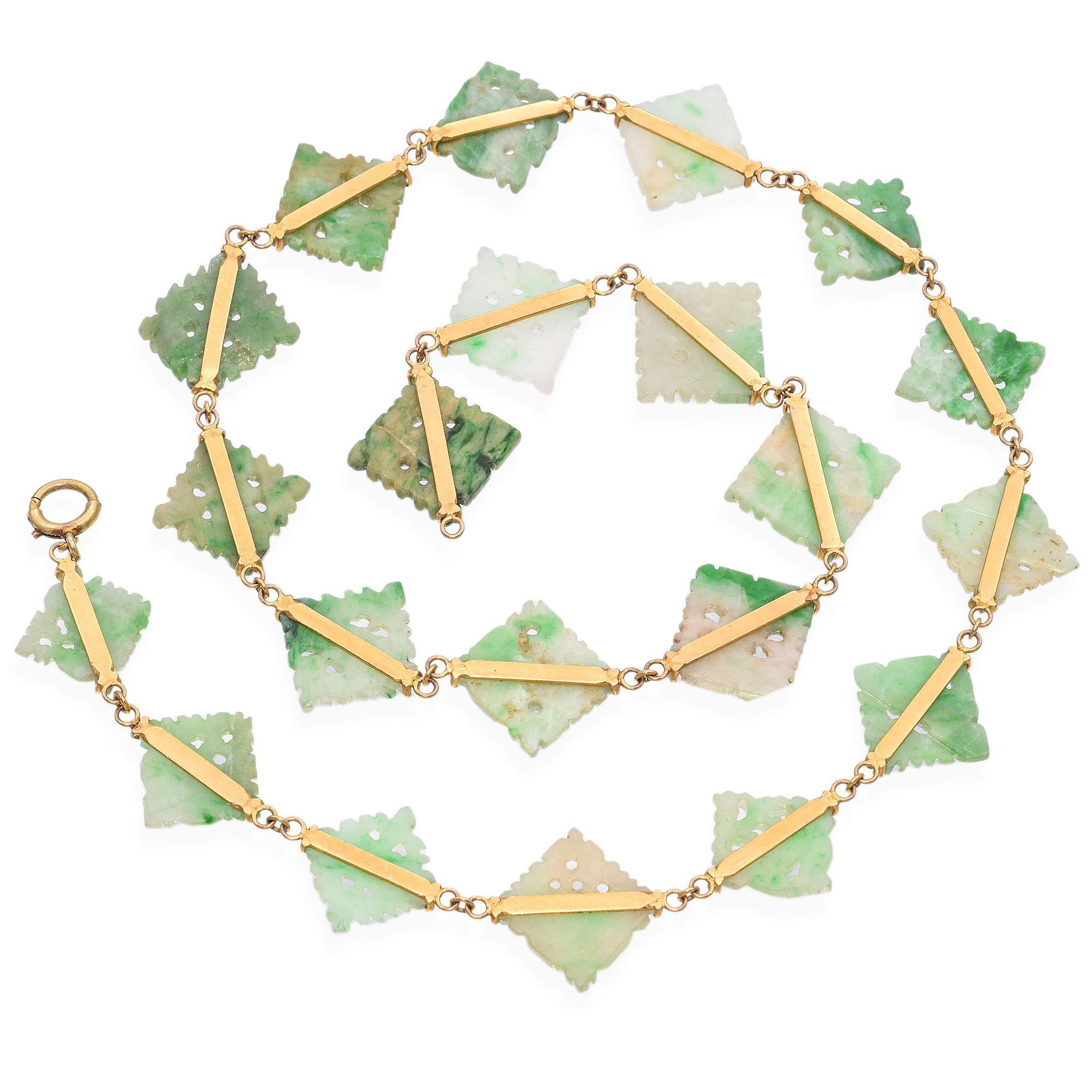 Collier ancien en or jaune 9 carats sculpté en jadéite Pour femmes en vente