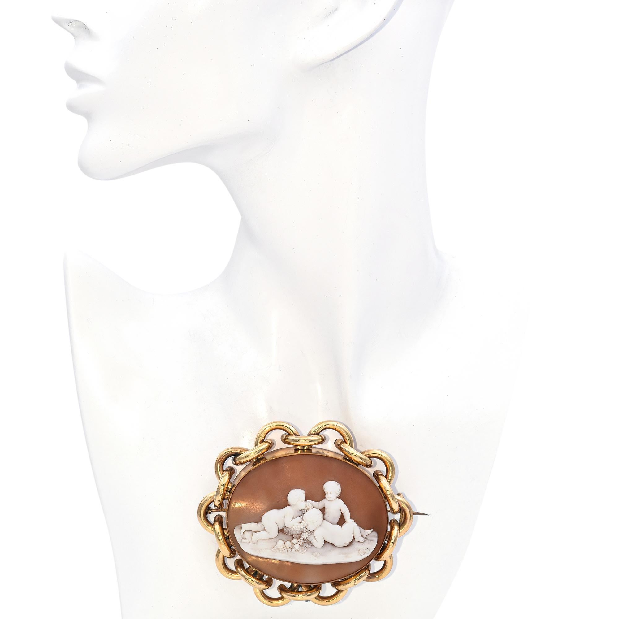 Antike 9 Karat Gelbgold Cherub mit Traubenmuschel-Kamee-Brosche im Zustand „Gut“ im Angebot in New York, NY