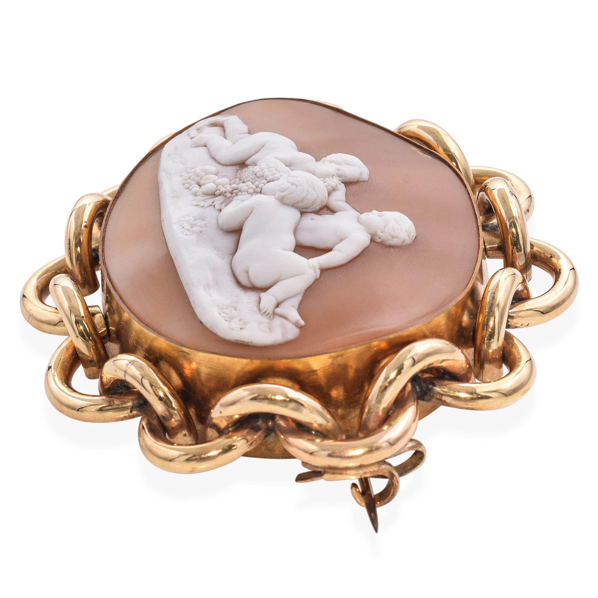 Antike 9 Karat Gelbgold Cherub mit Traubenmuschel-Kamee-Brosche Damen im Angebot