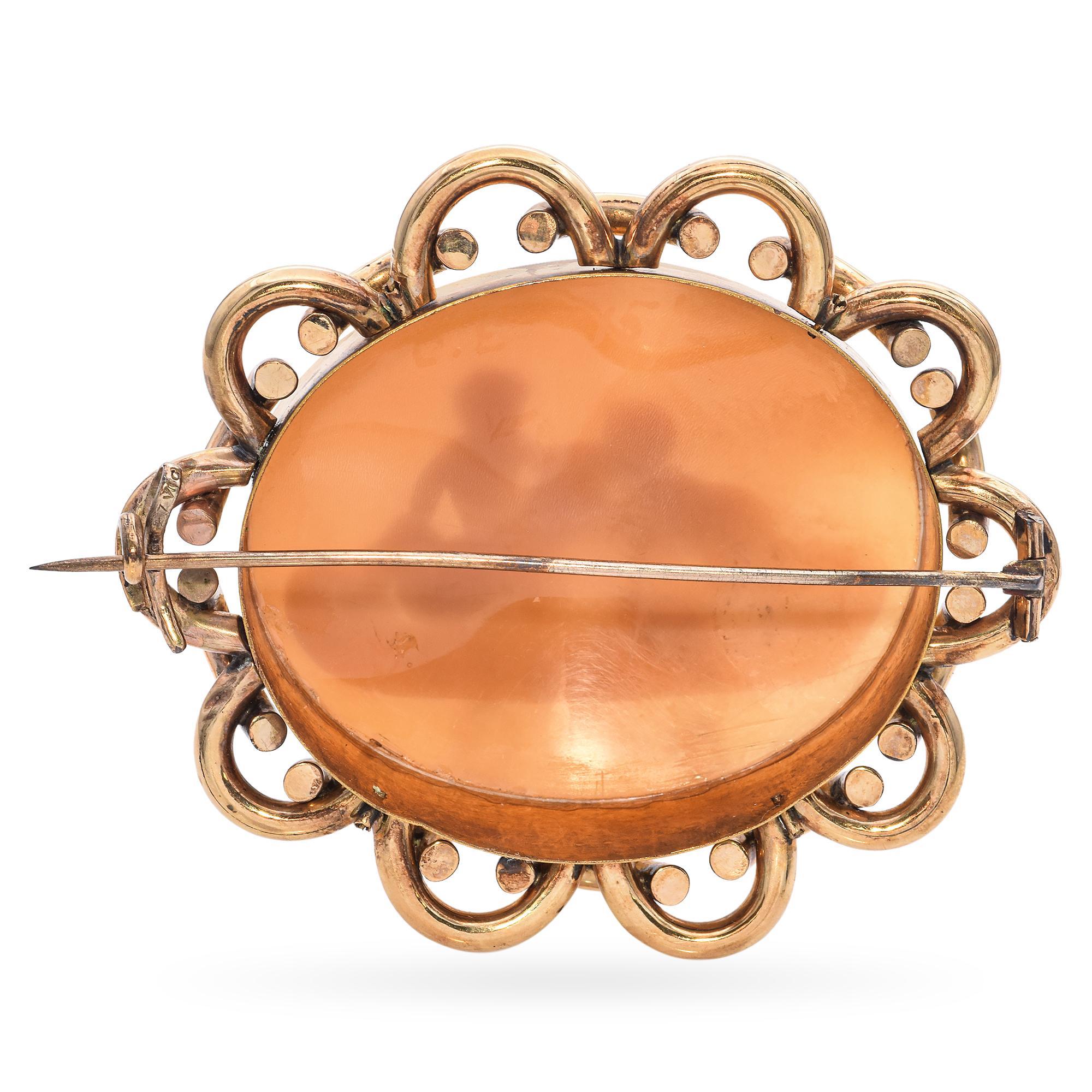 Antike 9 Karat Gelbgold Cherub mit Traubenmuschel-Kamee-Brosche im Angebot 1