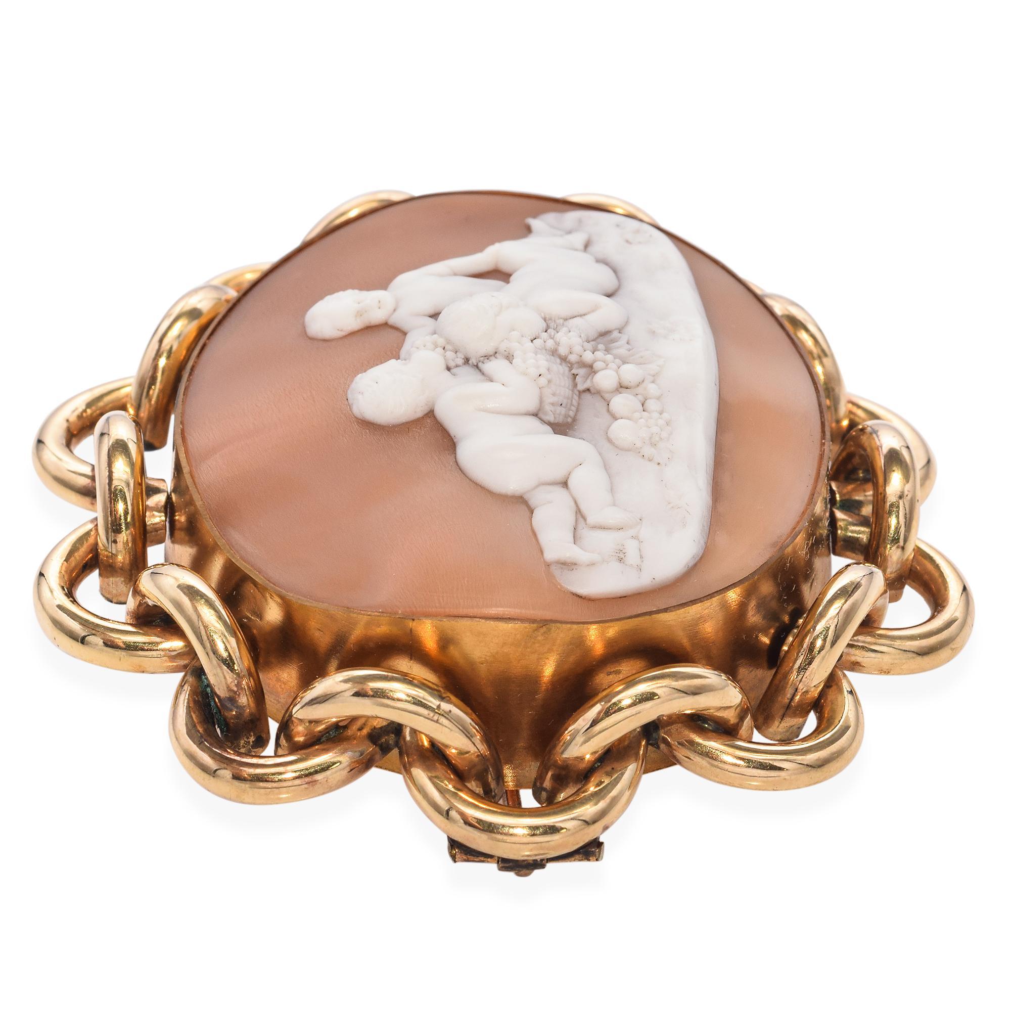 Antike 9 Karat Gelbgold Cherub mit Traubenmuschel-Kamee-Brosche im Angebot 2
