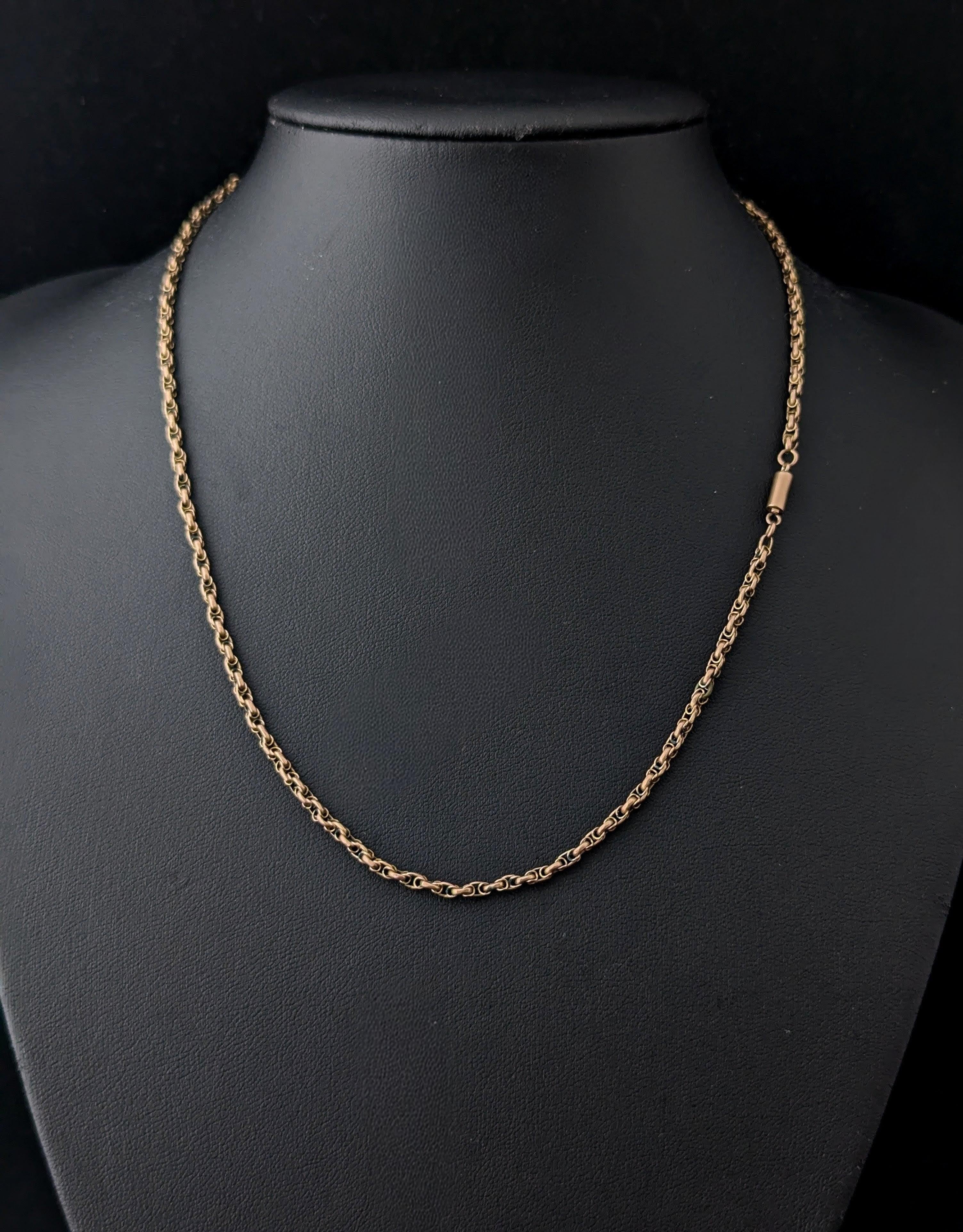 Vous ne pouvez pas vous tromper avec un collier à chaîne en or antique, ils sont si polyvalents, intemporels et magnifiques.

Superbes maillons belcher ou rolo à double entrelacement en or jaune riche et vieilli avec une attache en forme de tonneau.