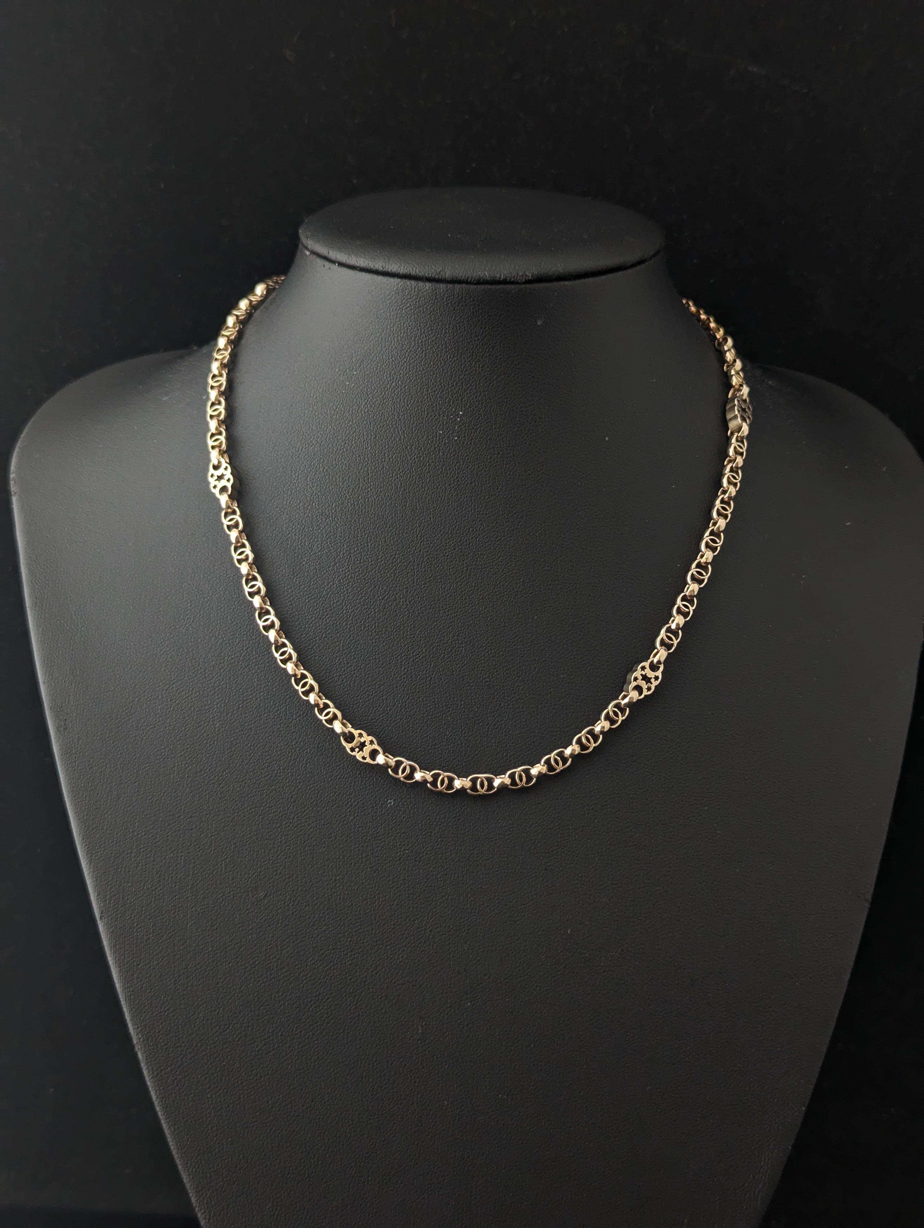 Vous ne pouvez pas vous tromper avec un collier en chaîne en or ancien, ils sont tellement polyvalents, intemporels et beaux, encore plus lorsqu'ils ont de jolis maillons intéressants comme celui-ci.

Superbes maillons belcher ou rolo en jaune riche