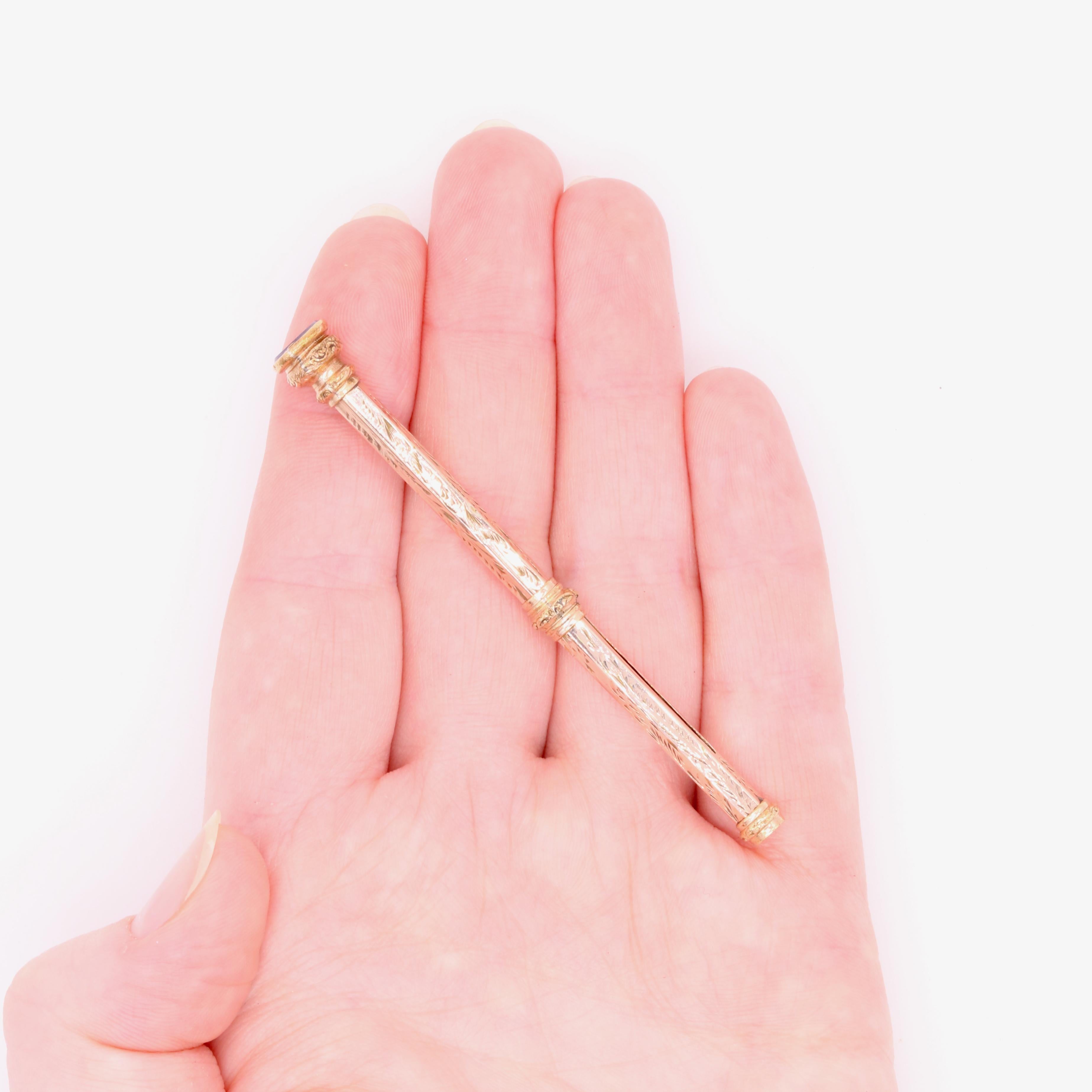 Antiker floral gravierter Drehbleistift aus 9K Gelbgold, mit Amethyst-Endstück im Angebot 4