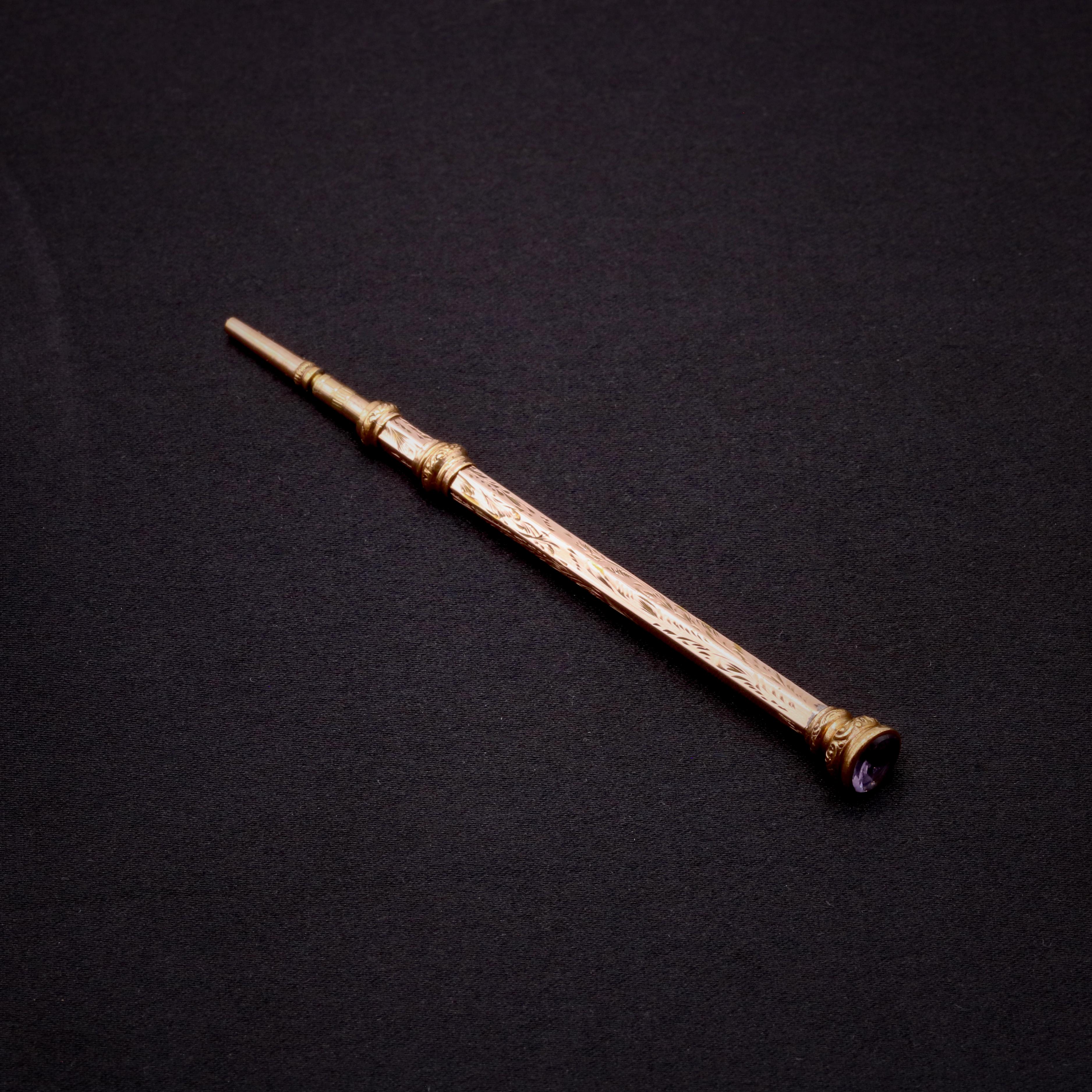 Ein antiker Amethyst und Gelbgold Bleistift, in 9 Karat Gelbgold. 

Was mir an diesem Bleistift aus antikem Gelbgold am besten gefällt, ist das elegante Blumendesign. Was ist Ihrer? Vielleicht das Amethyst-Terminal? Oder seine Funktionalität?