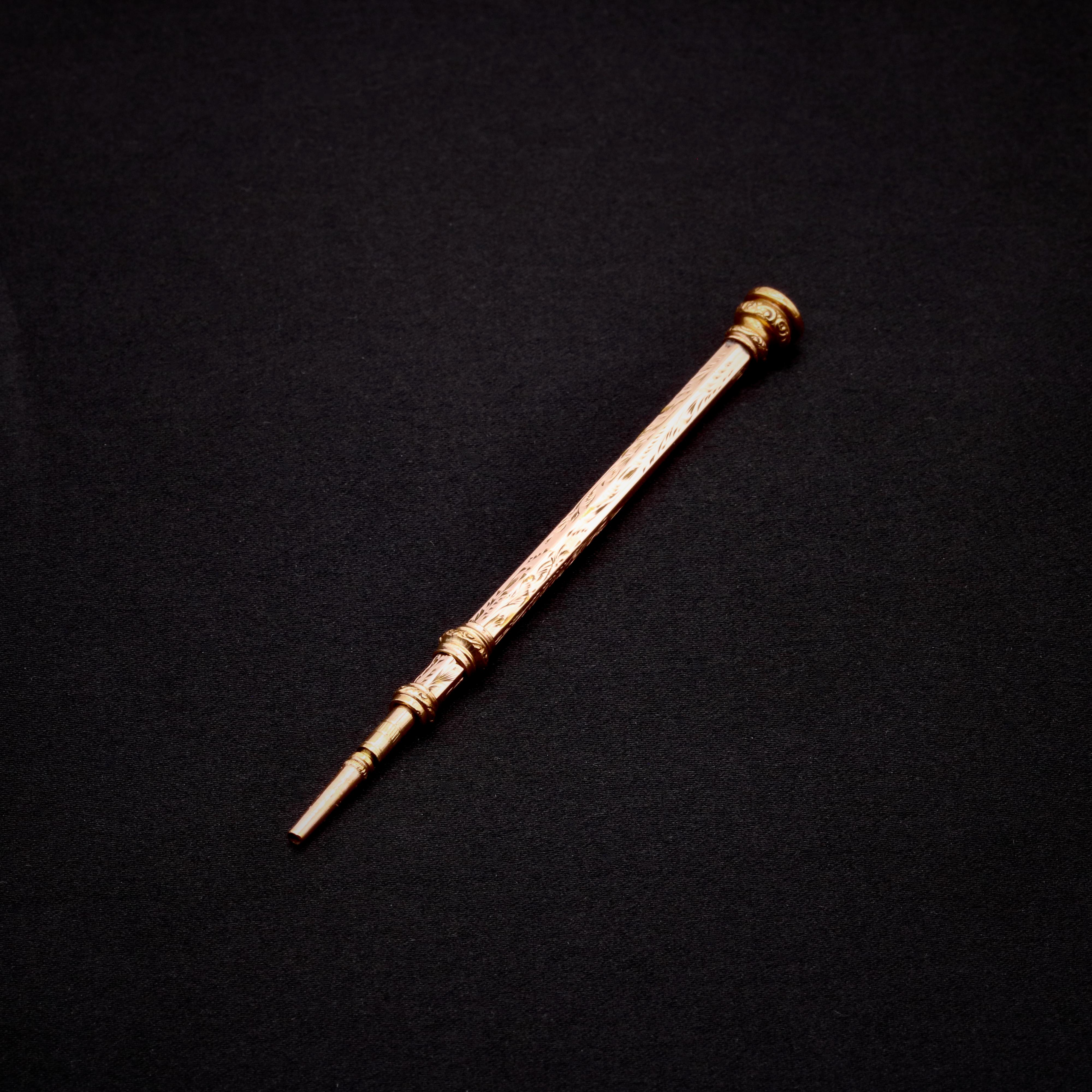 Antiker floral gravierter Drehbleistift aus 9K Gelbgold, mit Amethyst-Endstück (Rundschliff) im Angebot