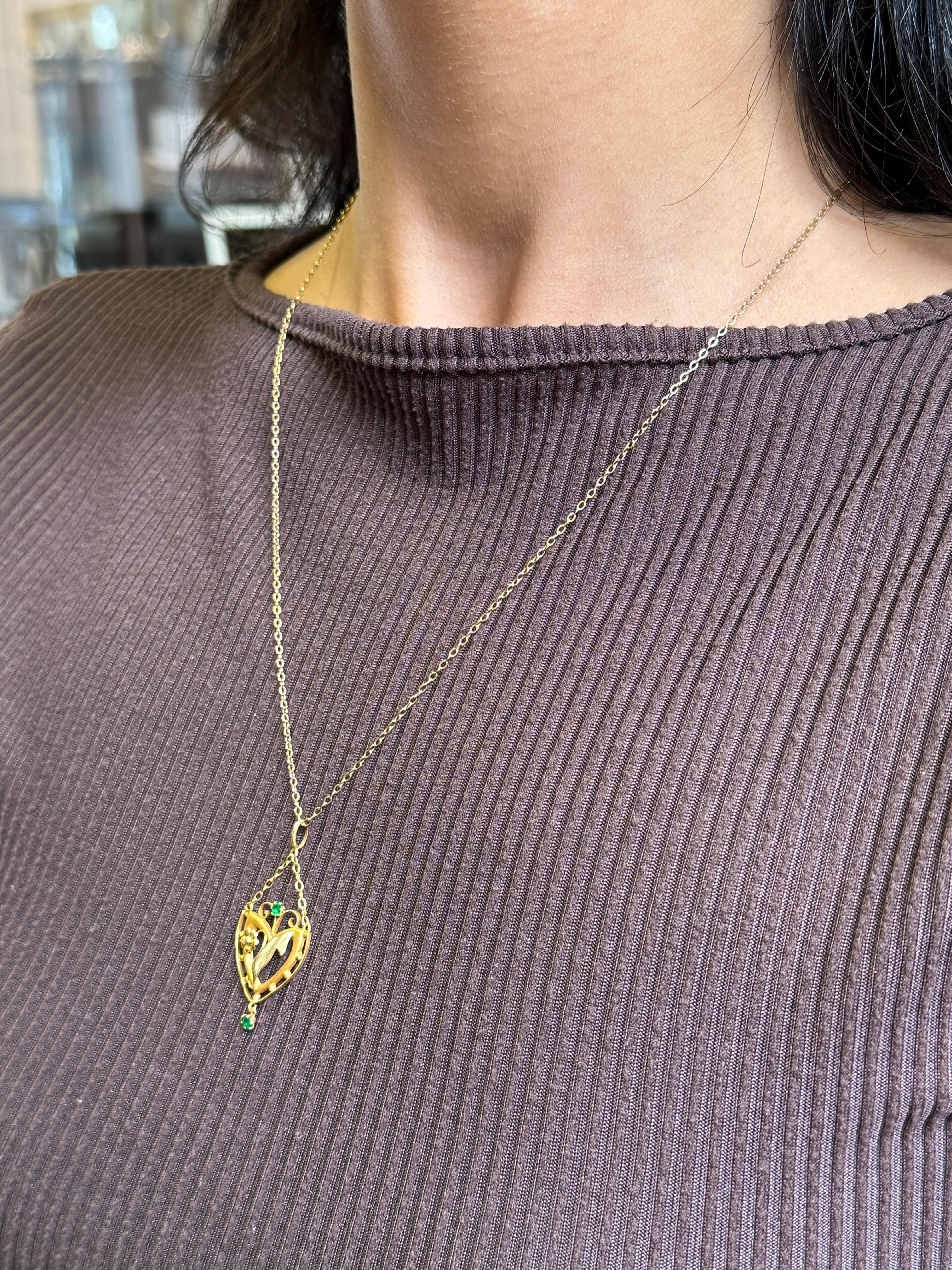 Victorien tardif Pendentif et chaîne anciens en or jaune 9K en forme de cœur avec fleurs ajourées, années 1890 en vente