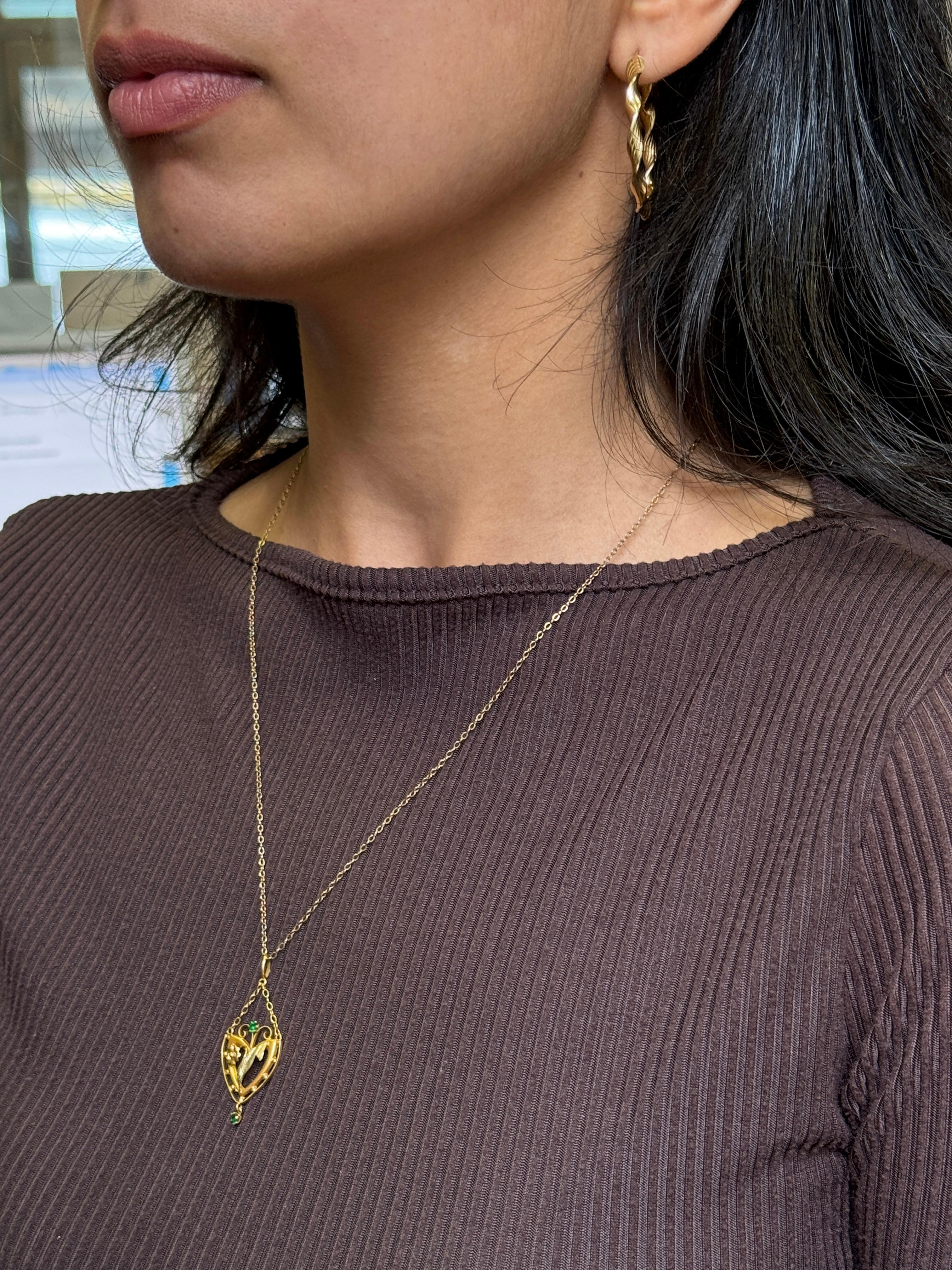 Pendentif et chaîne anciens en or jaune 9K en forme de cœur avec fleurs ajourées, années 1890 Bon état - En vente à London, GB