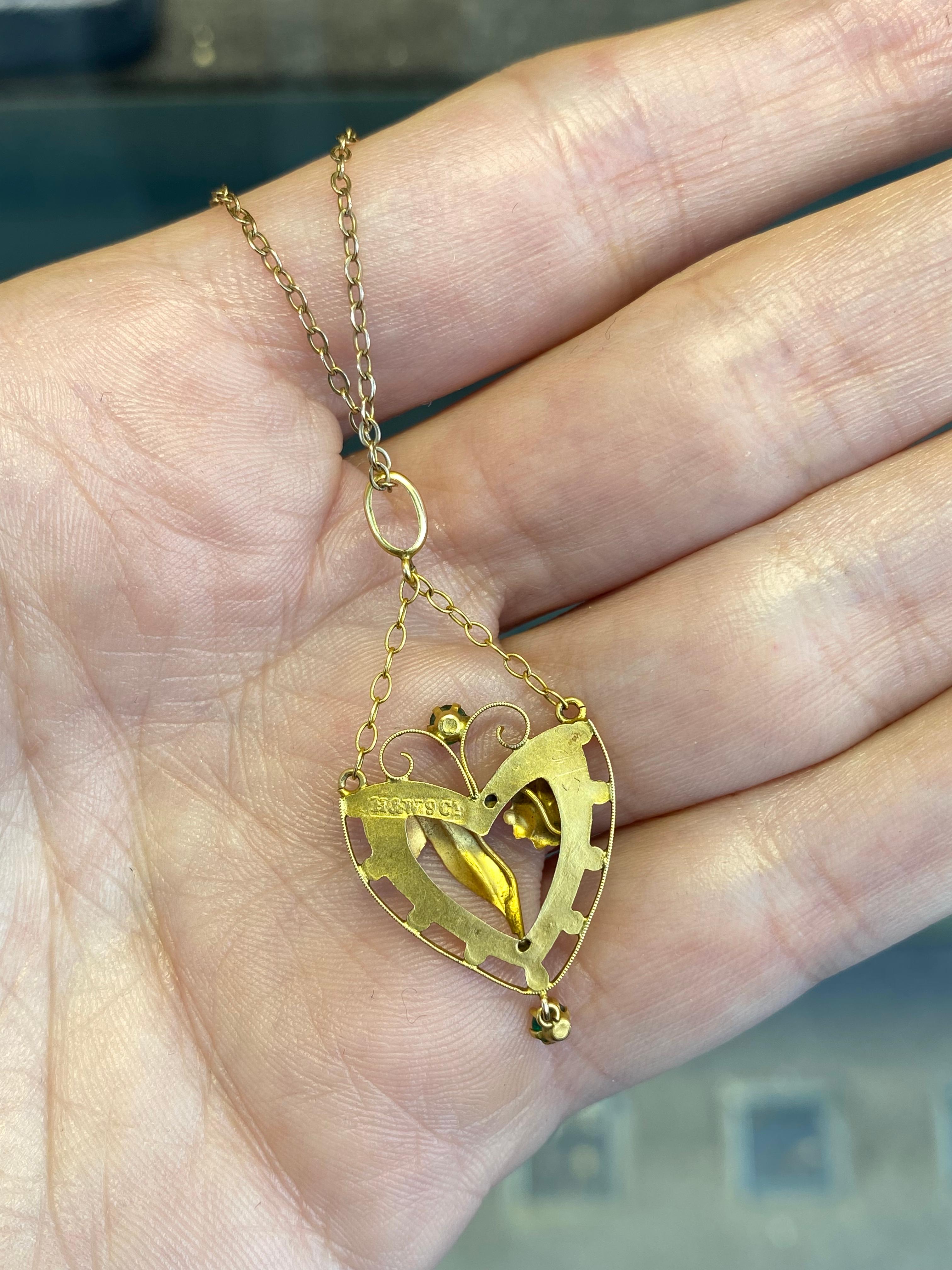Pendentif et chaîne anciens en or jaune 9K en forme de cœur avec fleurs ajourées, années 1890 en vente 1