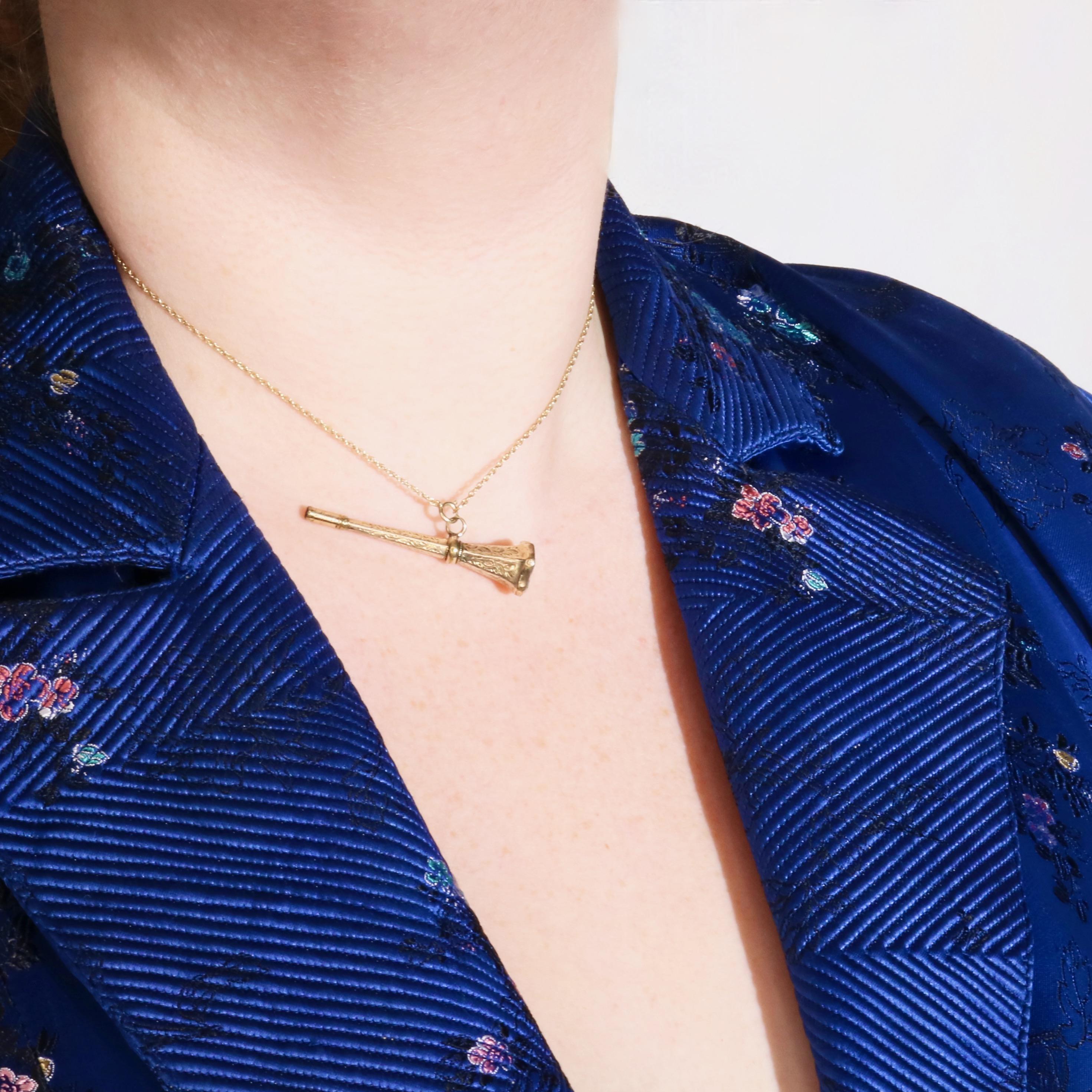Un porte-monnaie ancien en or jaune, comprenant un panneau de quartz, dans un cadre en or jaune 9 carats, à une clé de montre en or jaune 9 carats. 

La poignée est sertie d'un panneau de quartz en forme de bouclier. Le porte-clés de la montre est
