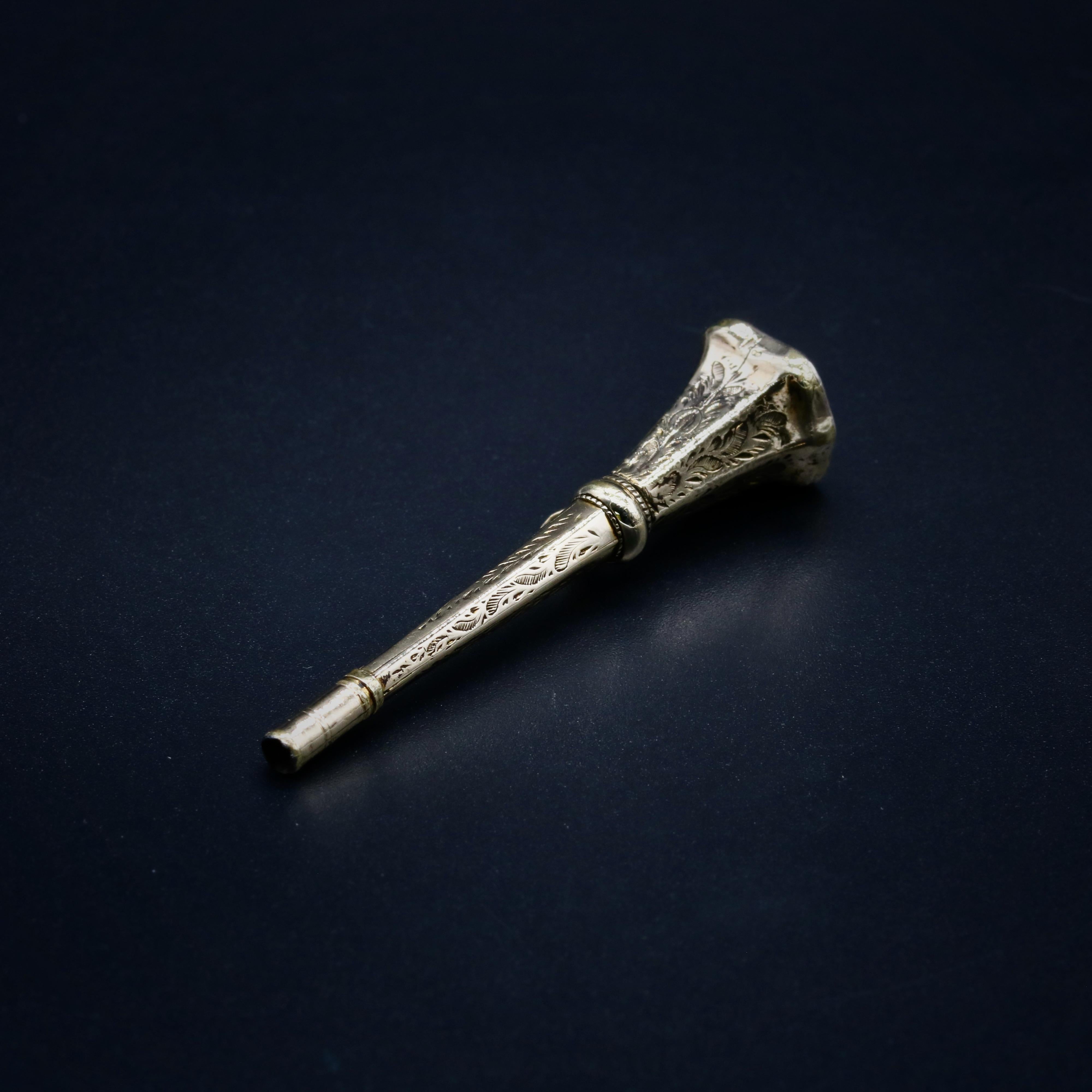 Victorien Bougeoir de montre ou pendentif ancien en or jaune 9 carats orné de quartz gravé en vente