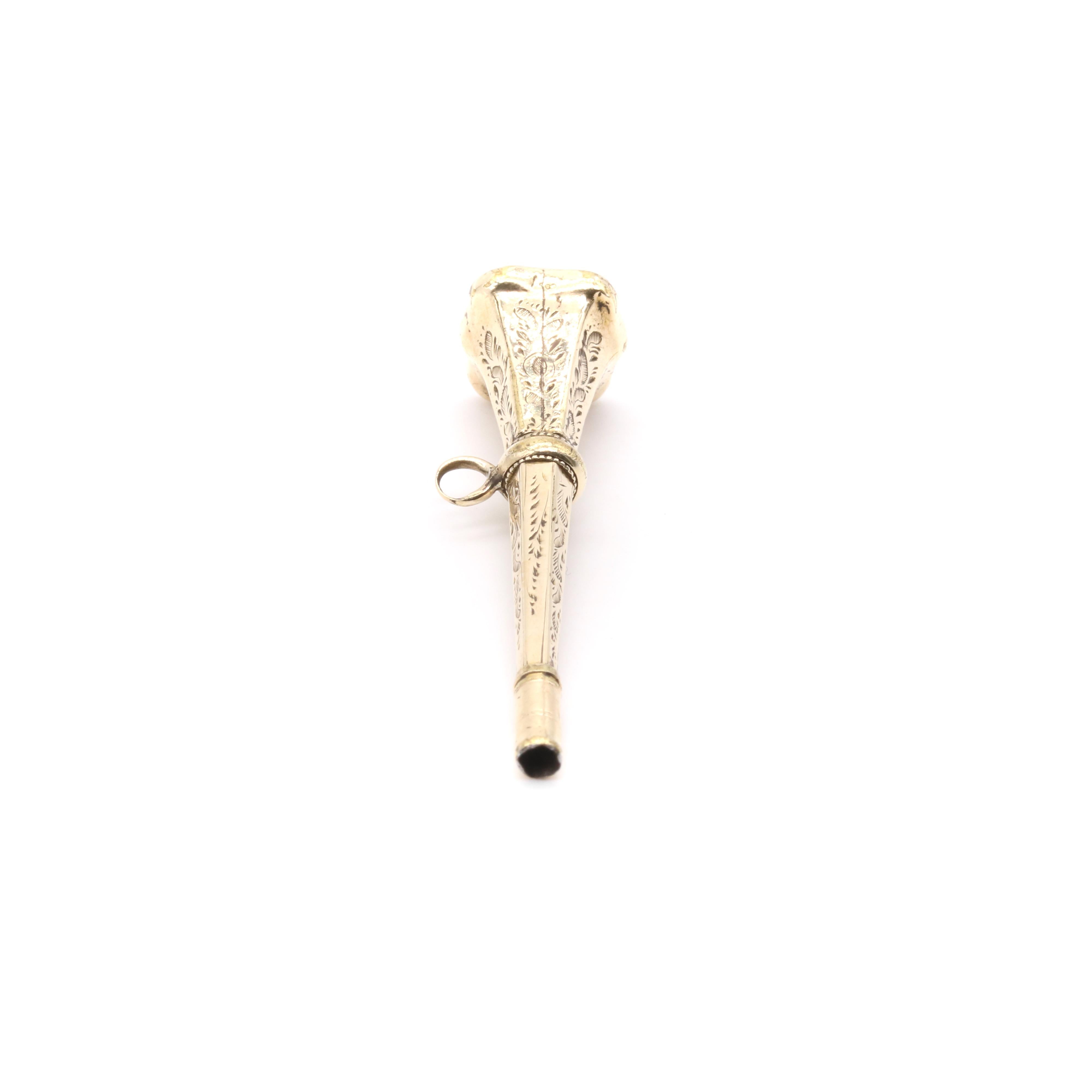 Taille cabochon Bougeoir de montre ou pendentif ancien en or jaune 9 carats orné de quartz gravé en vente
