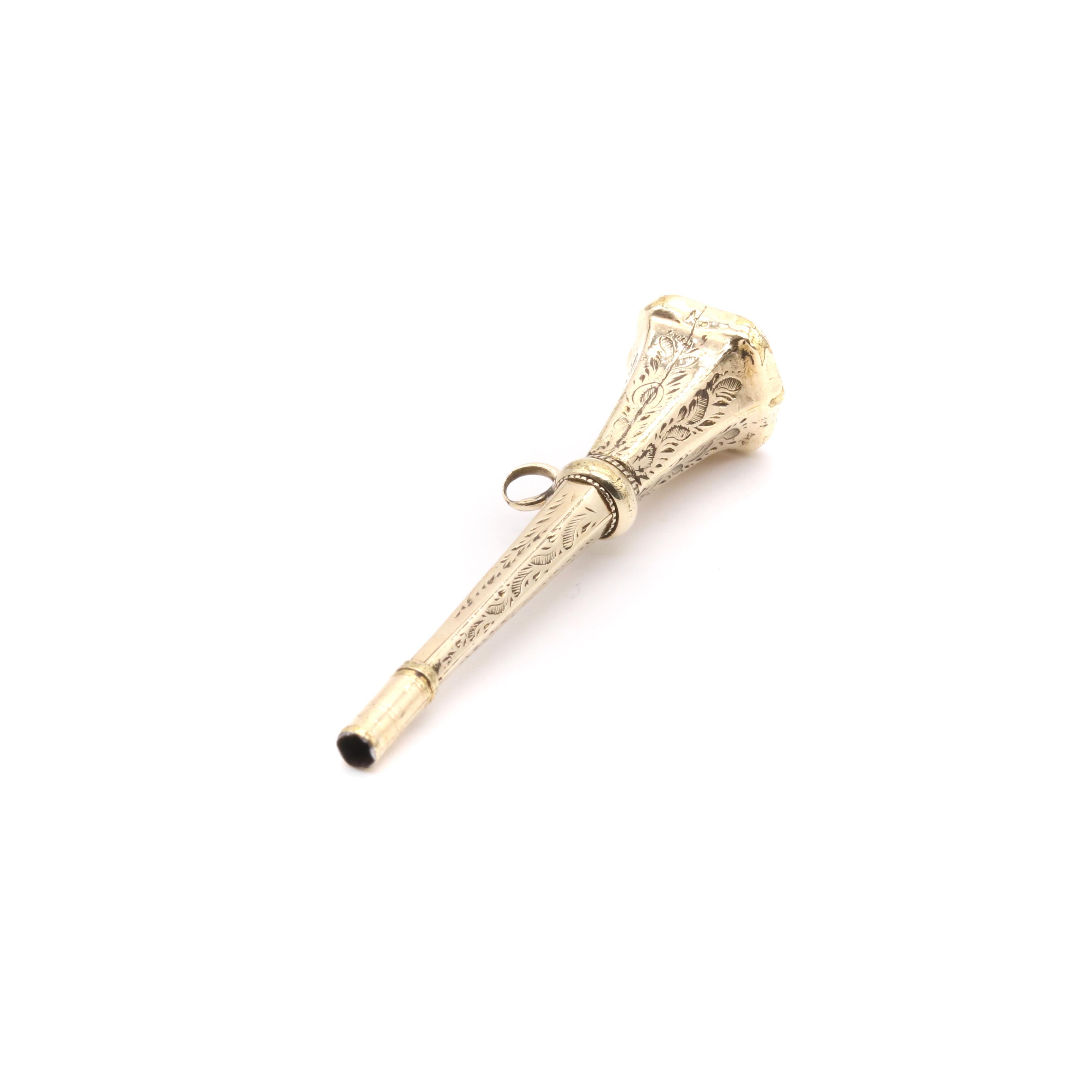 Bougeoir de montre ou pendentif ancien en or jaune 9 carats orné de quartz gravé Bon état - En vente à Staines-Upon-Thames, GB