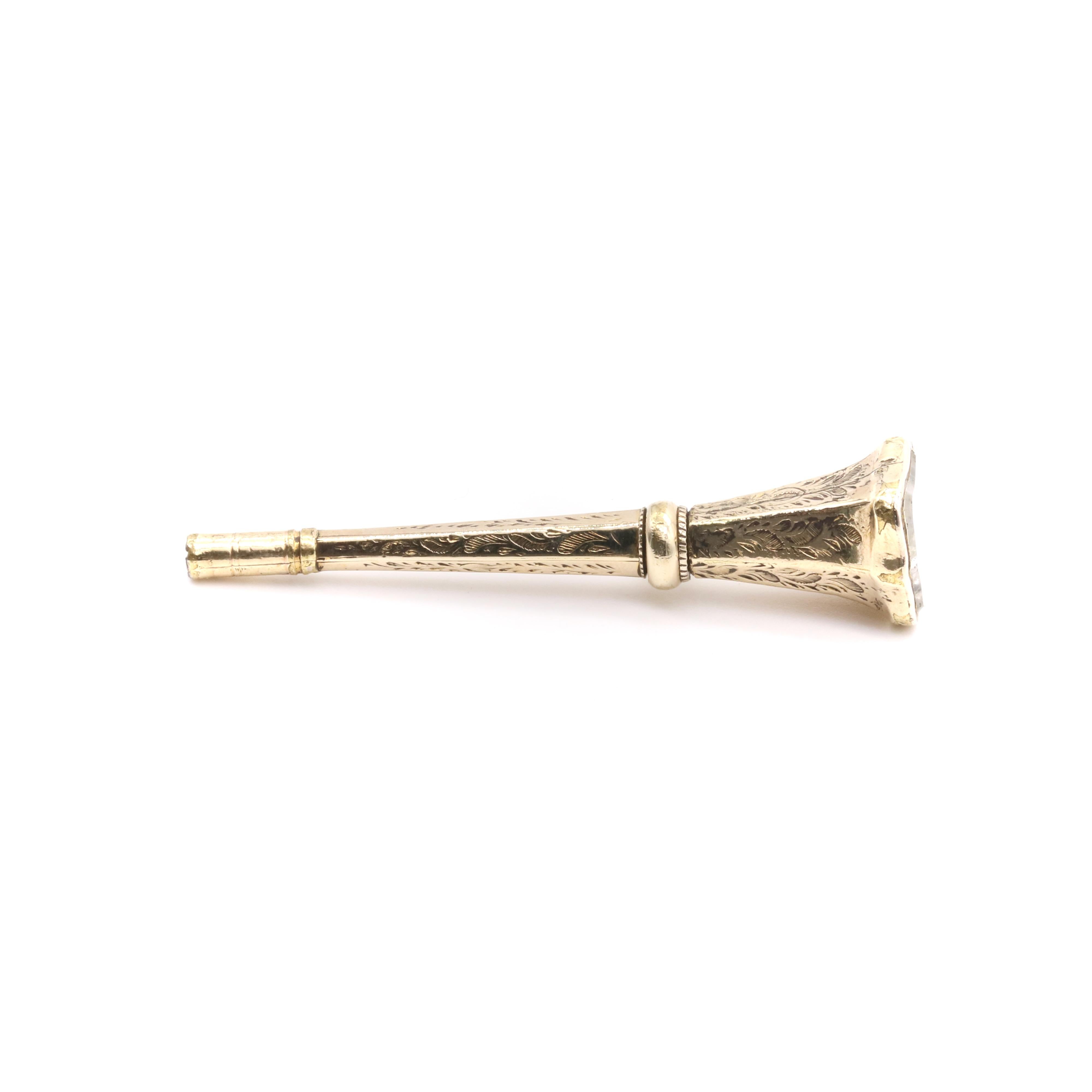 Bougeoir de montre ou pendentif ancien en or jaune 9 carats orné de quartz gravé Unisexe en vente