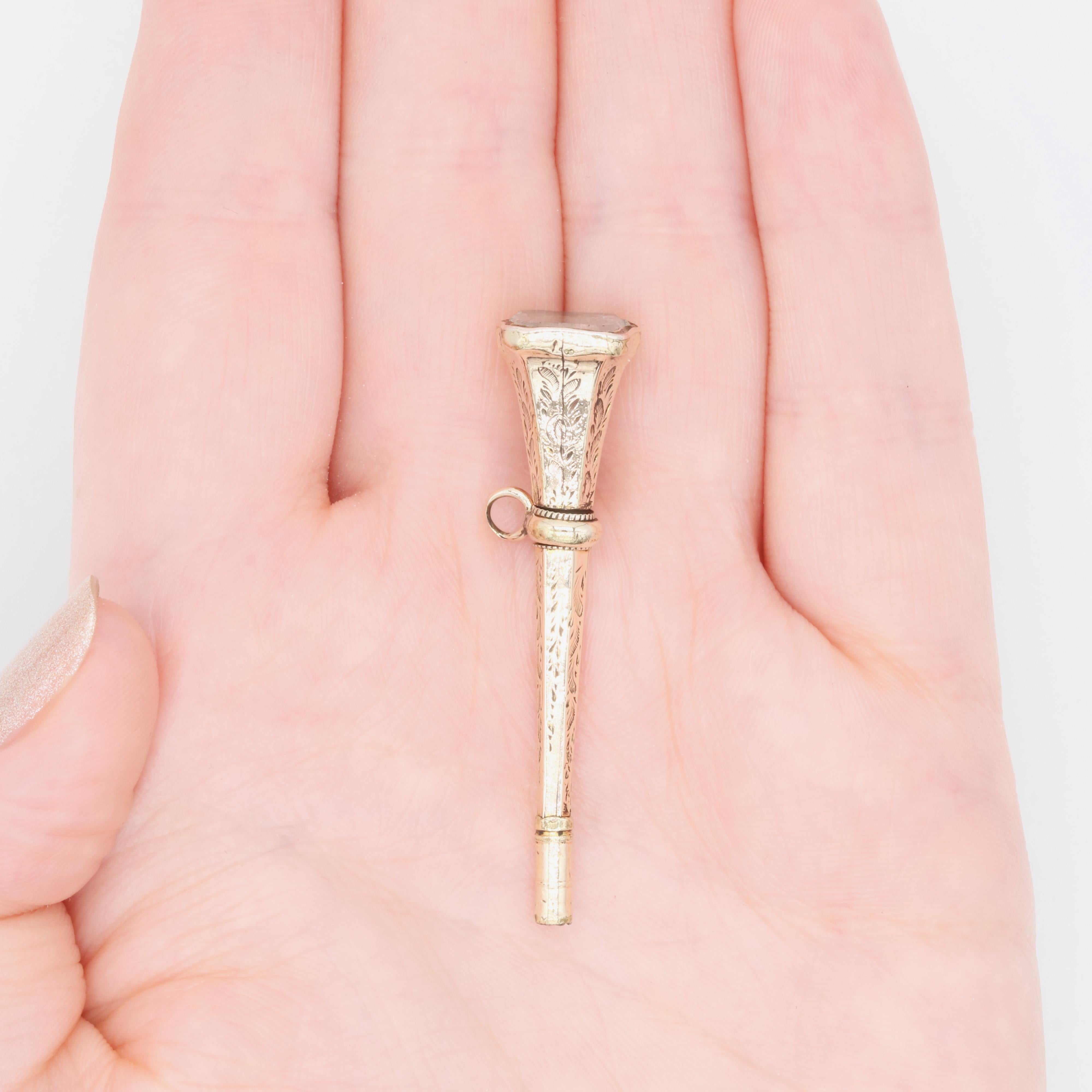 Bougeoir de montre ou pendentif ancien en or jaune 9 carats orné de quartz gravé en vente 2
