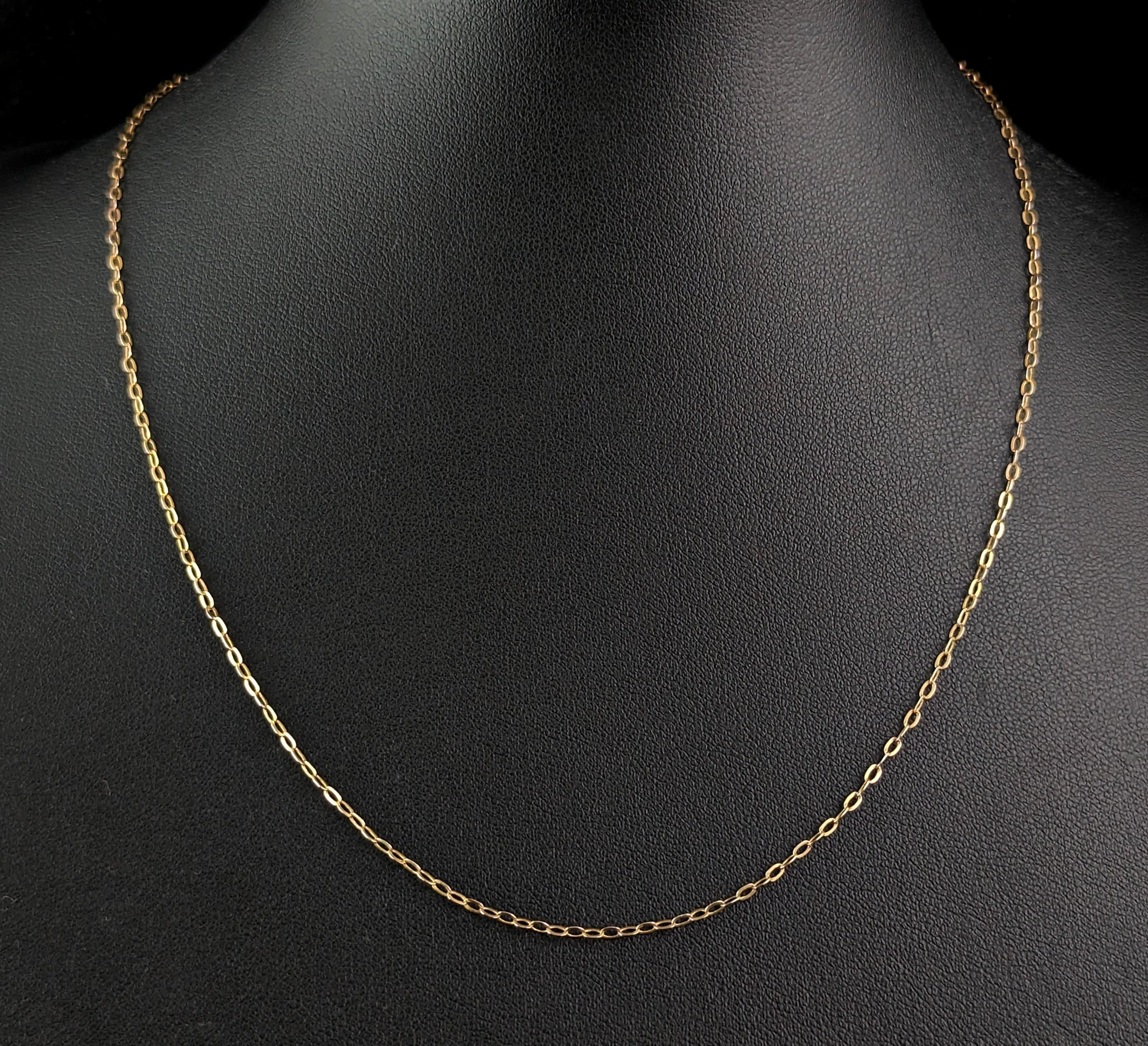 A fine dainty antique 9ct gold trace chain such as this is the perfect accompaniment to your favourite small lockets, pendants and charms.

It is a fine trace link in a rich yellow gold with a barrel clasp.

It is a good length and will work well
