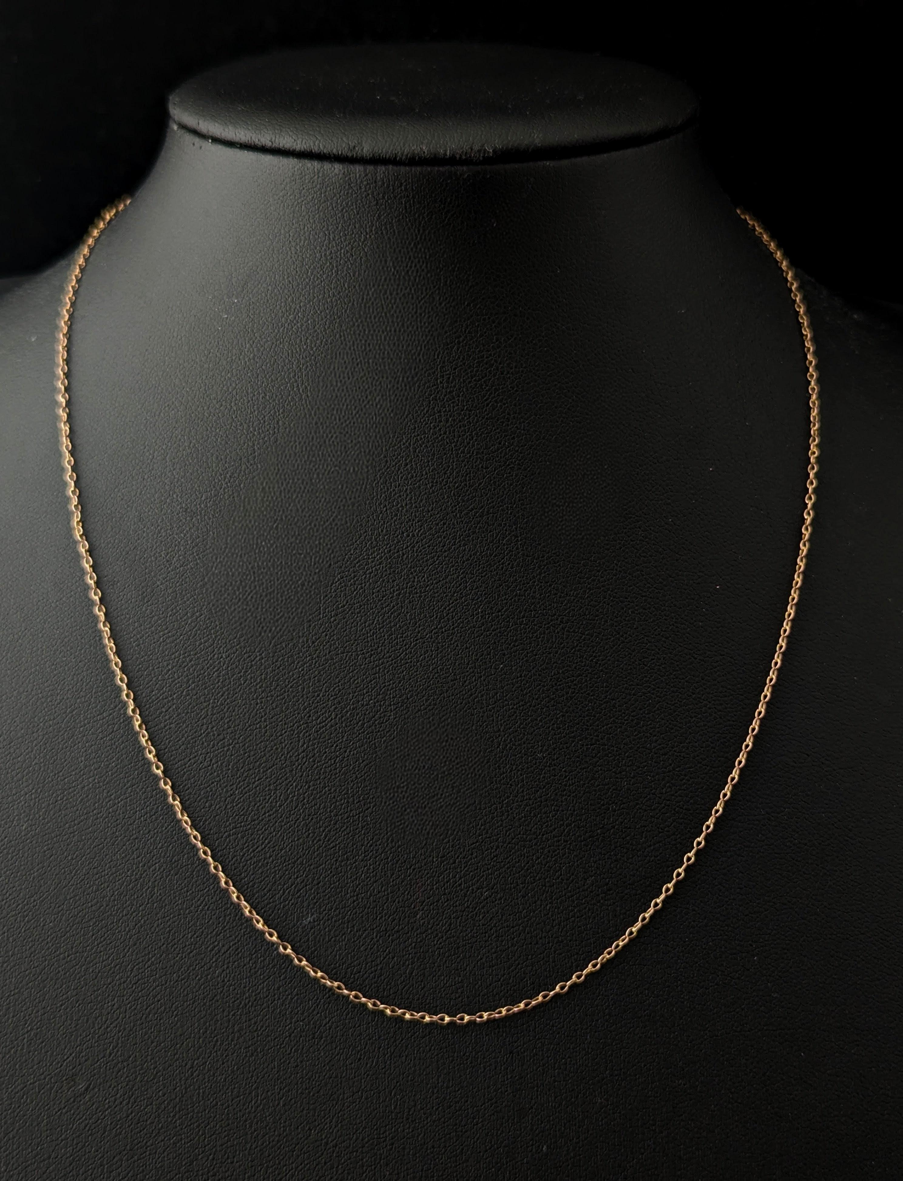 Une chaîne fine et délicate en or 9ct antique comme celle-ci accompagne parfaitement vos petits médaillons, pendentifs et charmes préférés.

Il s'agit d'un maillon fin en or jaune riche avec un fermoir en forme de tonneau.

Il est d'une bonne