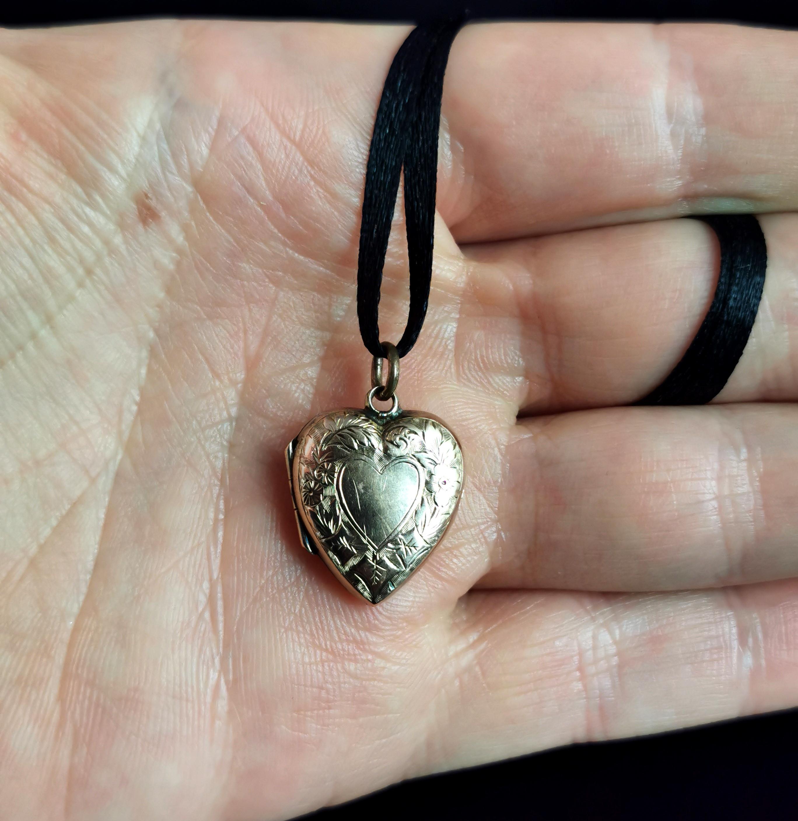 Antique 9kt Gold Heart Shaped Locket Pendant 5