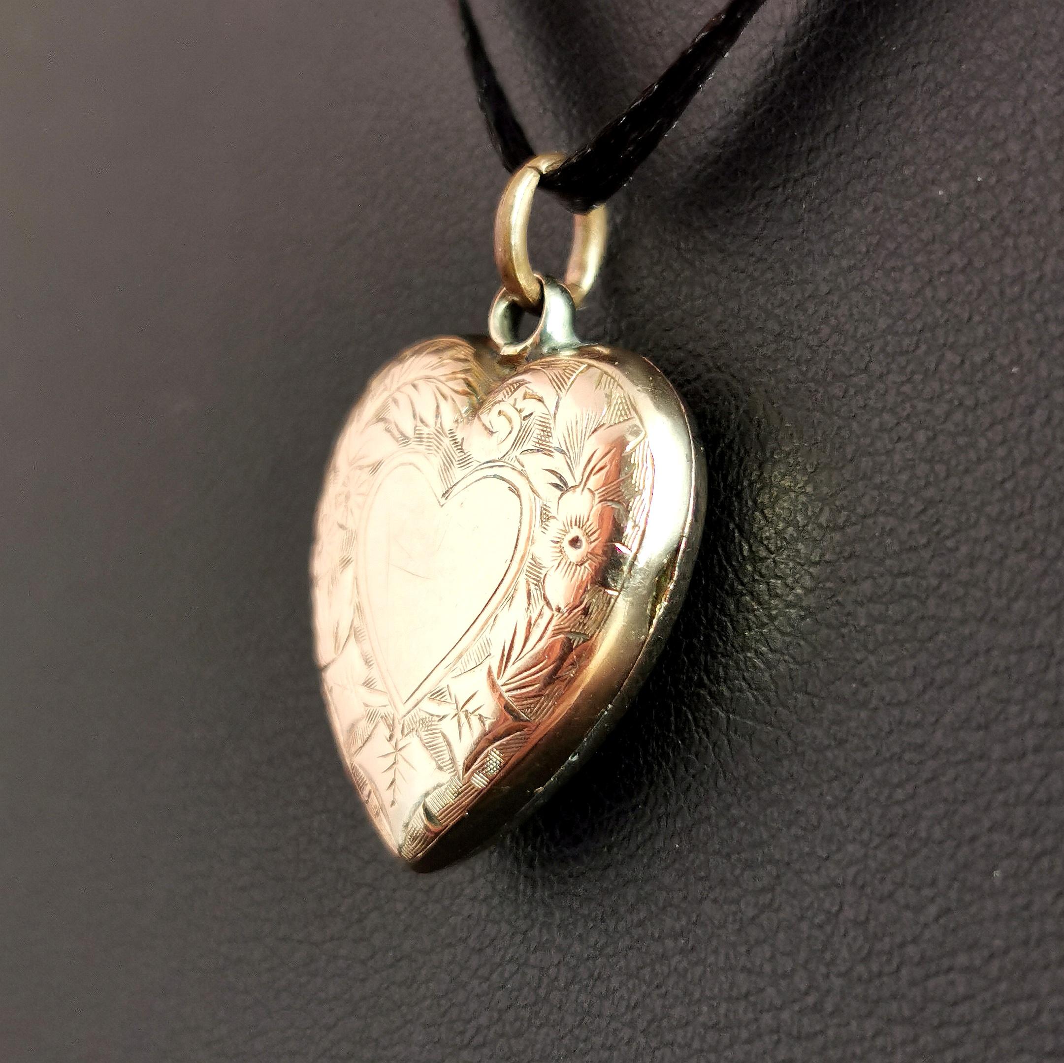 Antikes herzförmiges Medaillon-Anhänger aus 9 Karat Gold 1