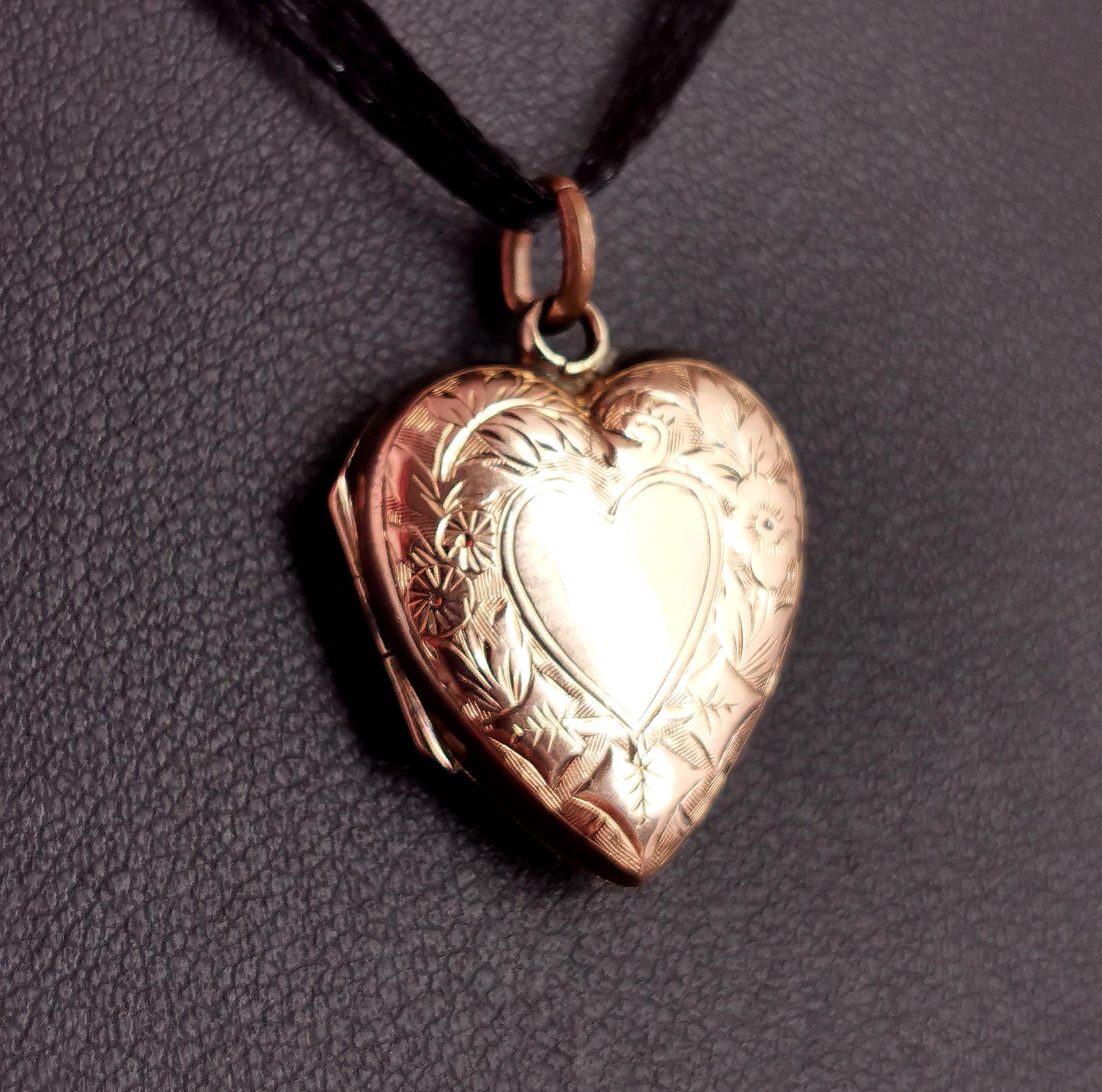 Antique 9kt Gold Heart Shaped Locket Pendant In Fair Condition In NEWARK, GB