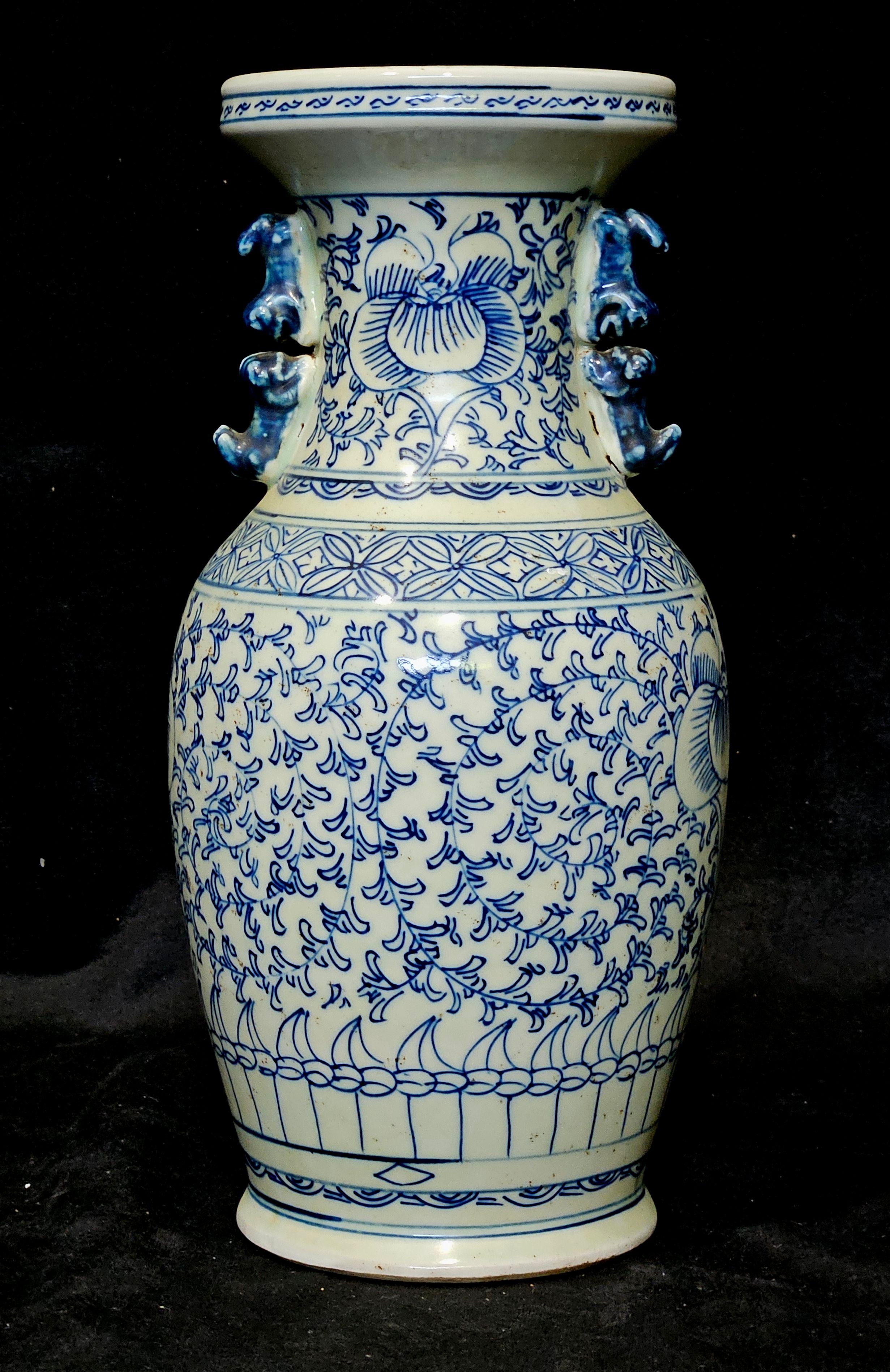 Antico Vaso cinese in porcellana bianca e blu, del XIX secolo.

 