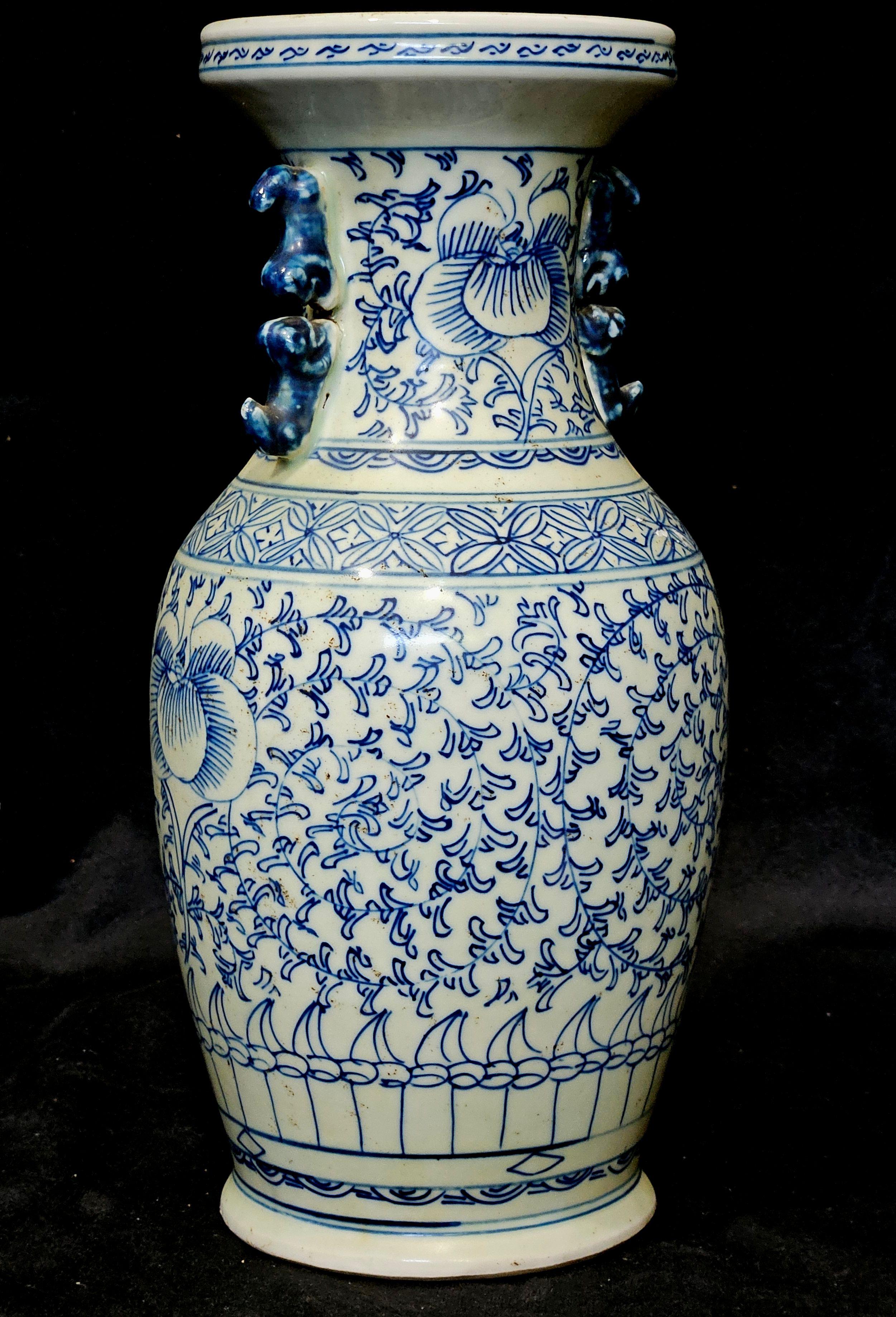 Cinese Antico vaso cinese in porcellana bianca e blu, XIX secolo in vendita