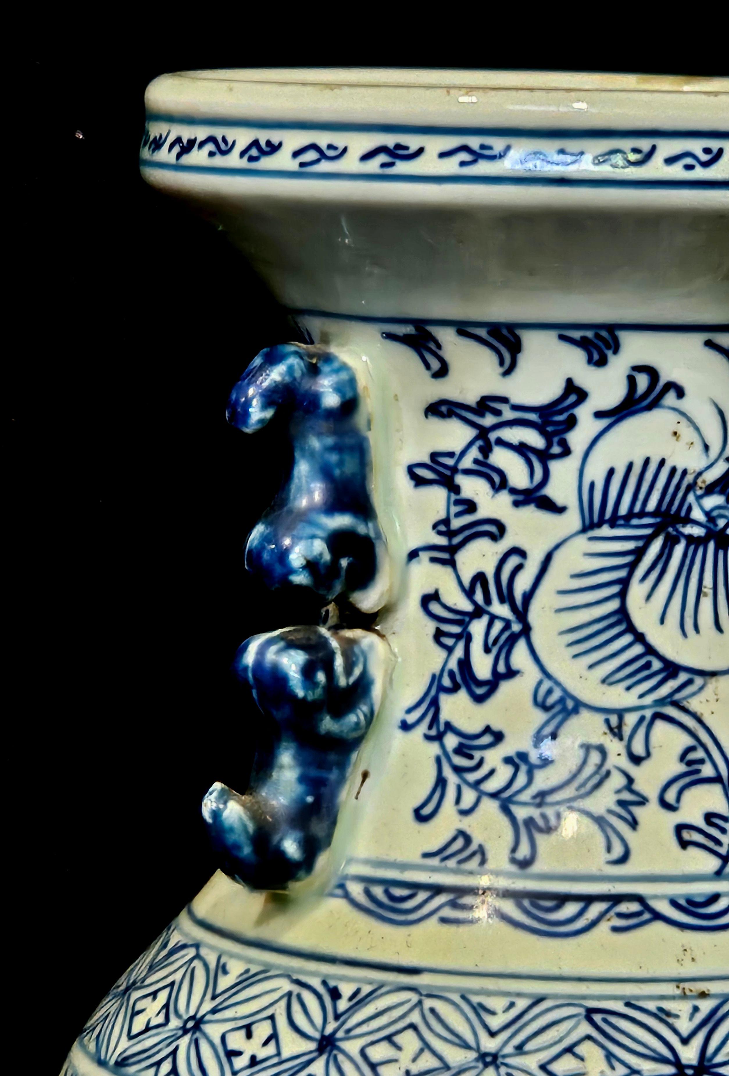 Fatto a mano Antico vaso cinese in porcellana bianca e blu, XIX secolo in vendita