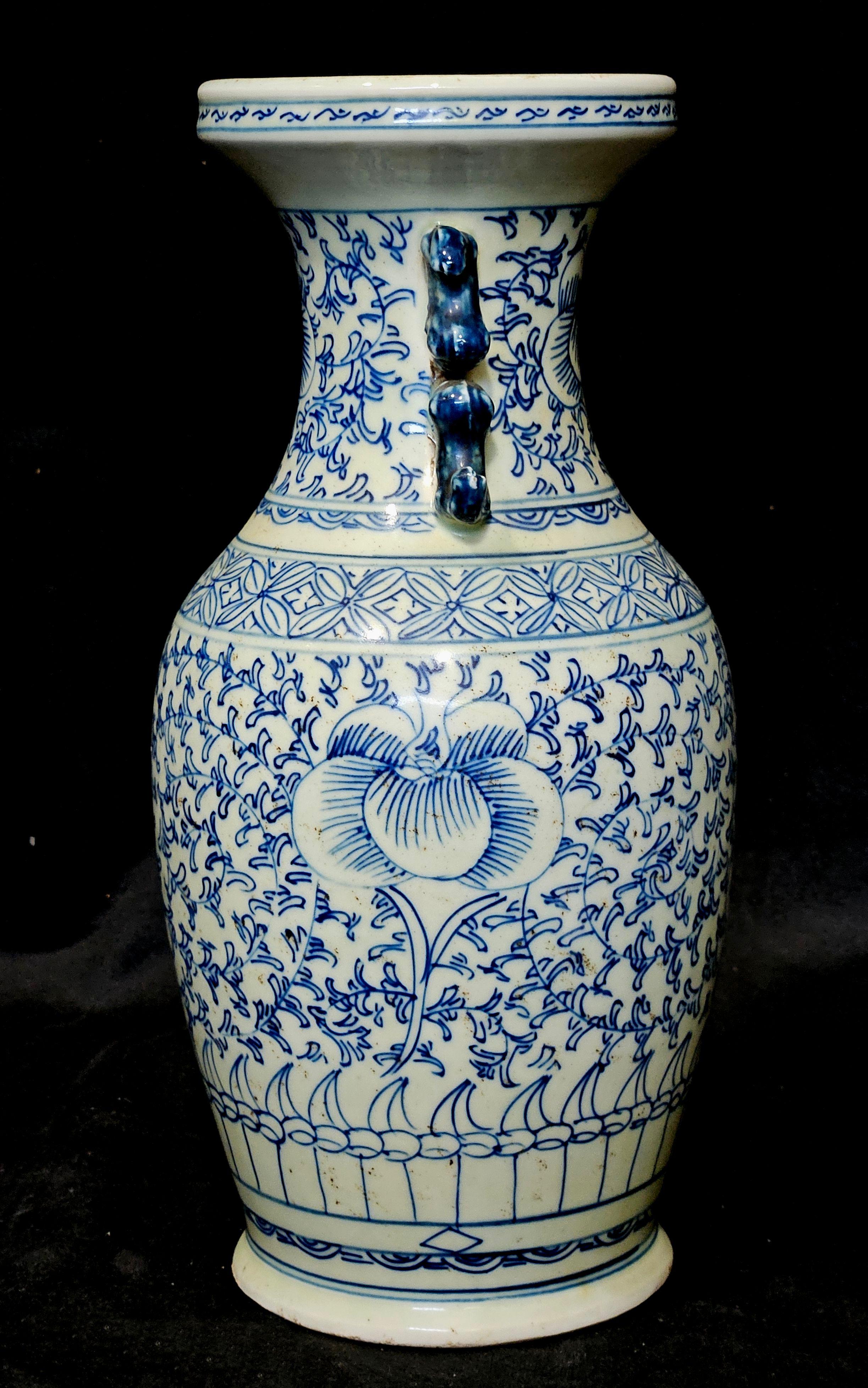 Antico vaso cinese in porcellana bianca e blu, XIX secolo In condizioni buone in vendita a Norton, MA