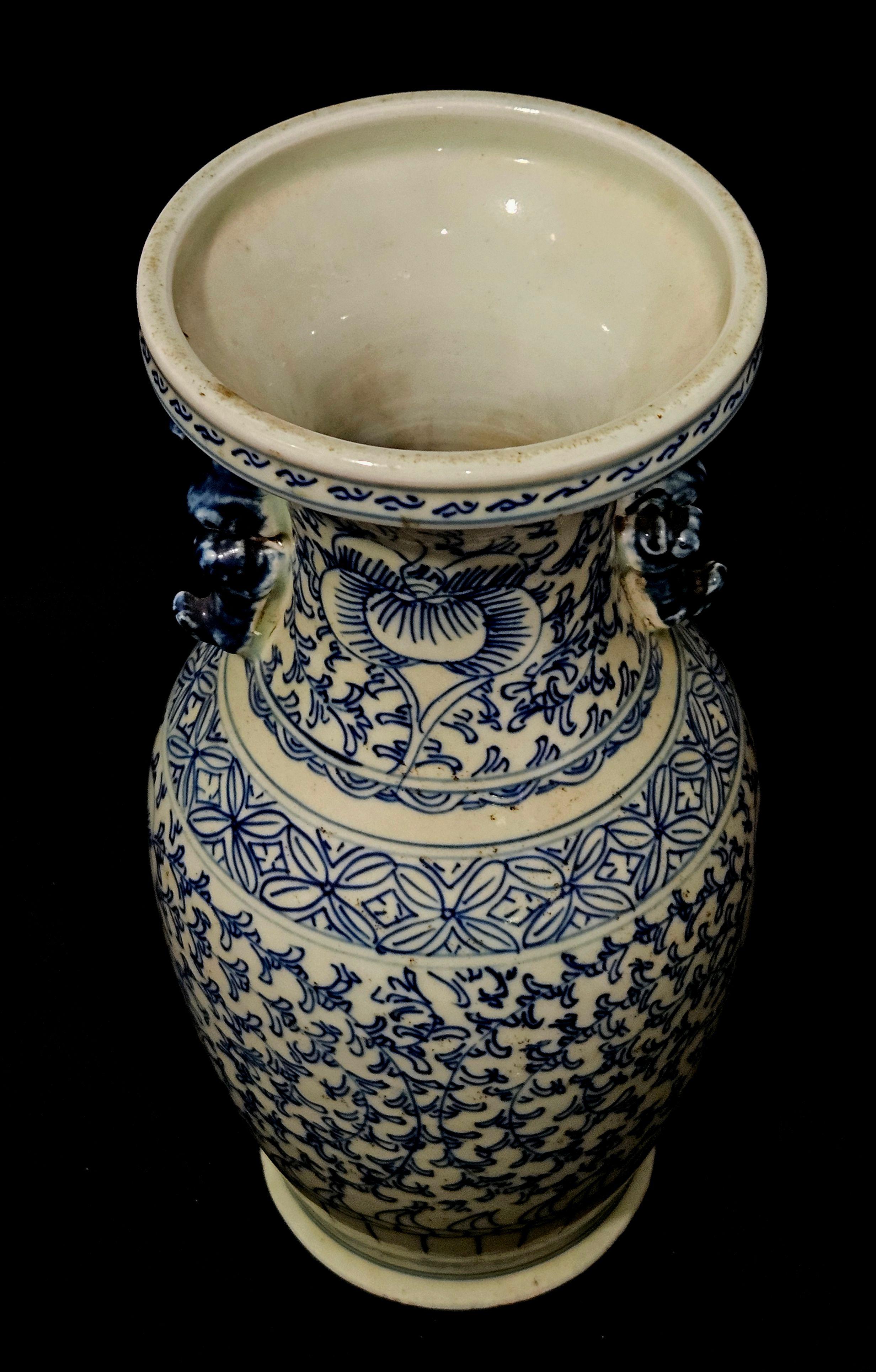 Porcellana Antico vaso cinese in porcellana bianca e blu, XIX secolo in vendita