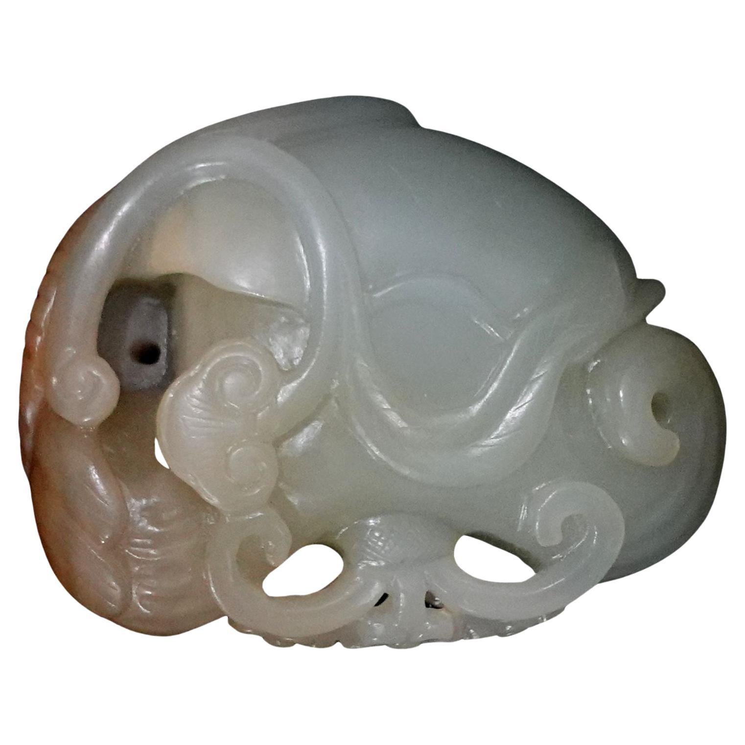 Antike chinesische geschnitzte Hetain Light Celadon White Jade, die Libelle und Ruyi auf einem Lotusblatt darstellt. Gute Verwendung der rostroten Hautfarbe, 19.

-Abmessungen und Dichte.

Jade:
Breite: 2