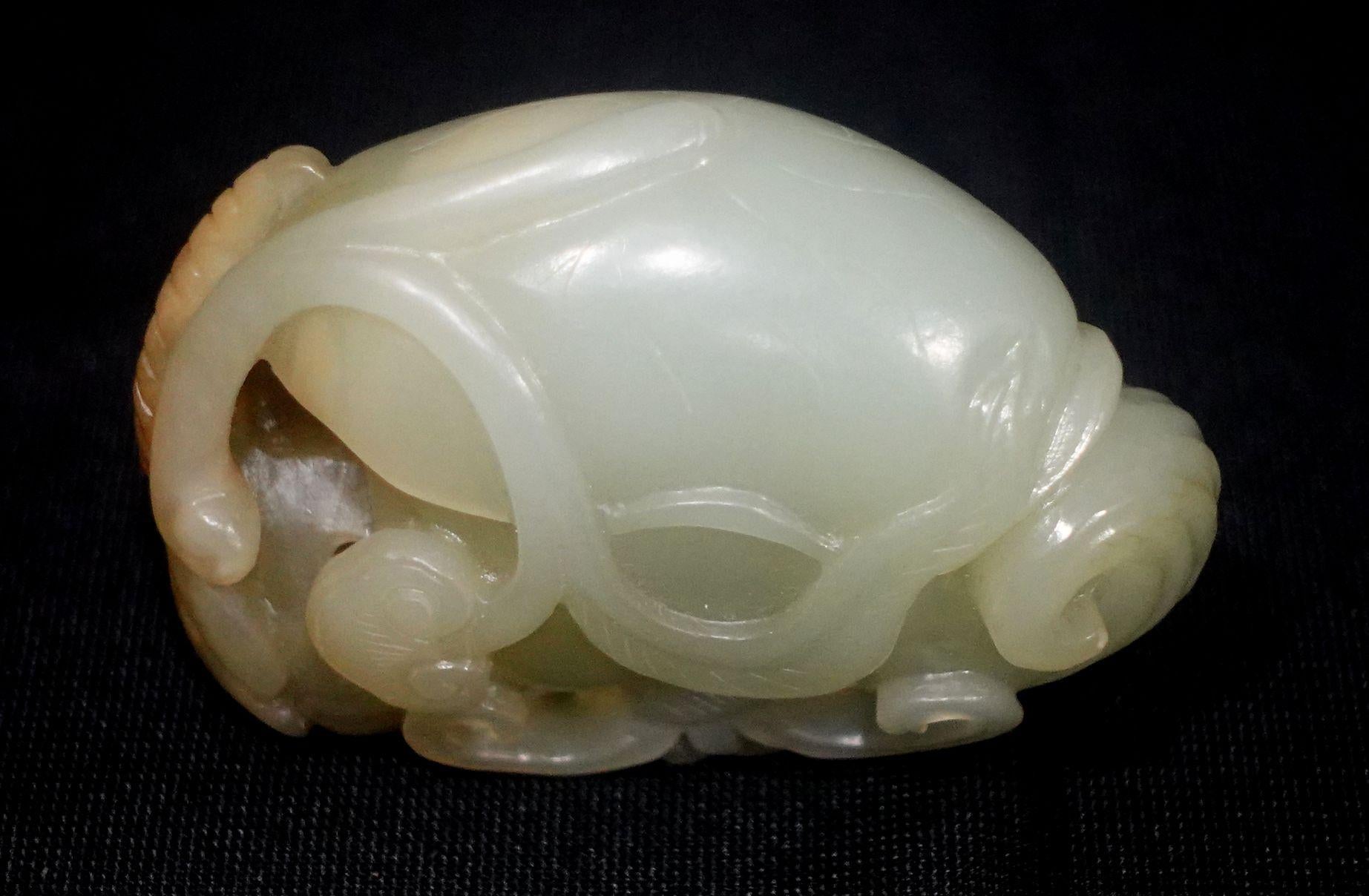 Sculpté à la main Celadon clair chinois sculpté en bois de cervidé/jade blanc, 19e siècle en vente